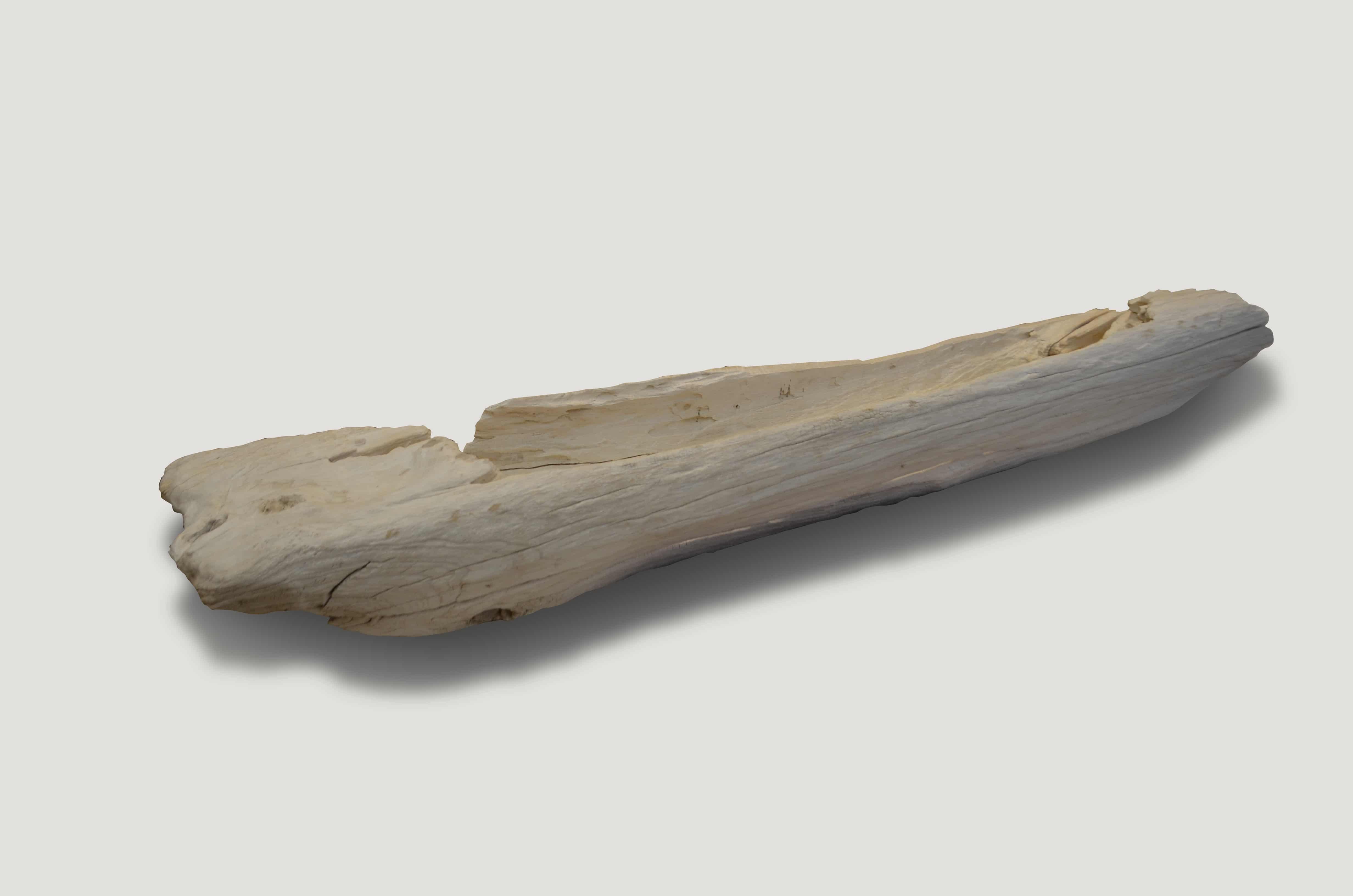 Récipient sculptural en bois de teck blanchi Andrianna Shamaris en vente 1