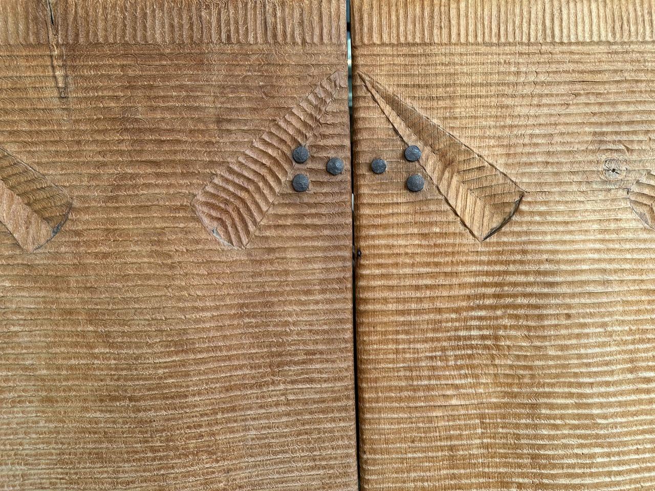 Schöne, seltene, jahrhundertealte Teakholz-Fensterläden mit einzigartigen Holzdetails aus meiner privaten Sammlung. Zuerst haben wir die Farbe entfernt und das Holz glatt geschliffen. Die Originalbeschläge bleiben intakt und können als Fensterläden