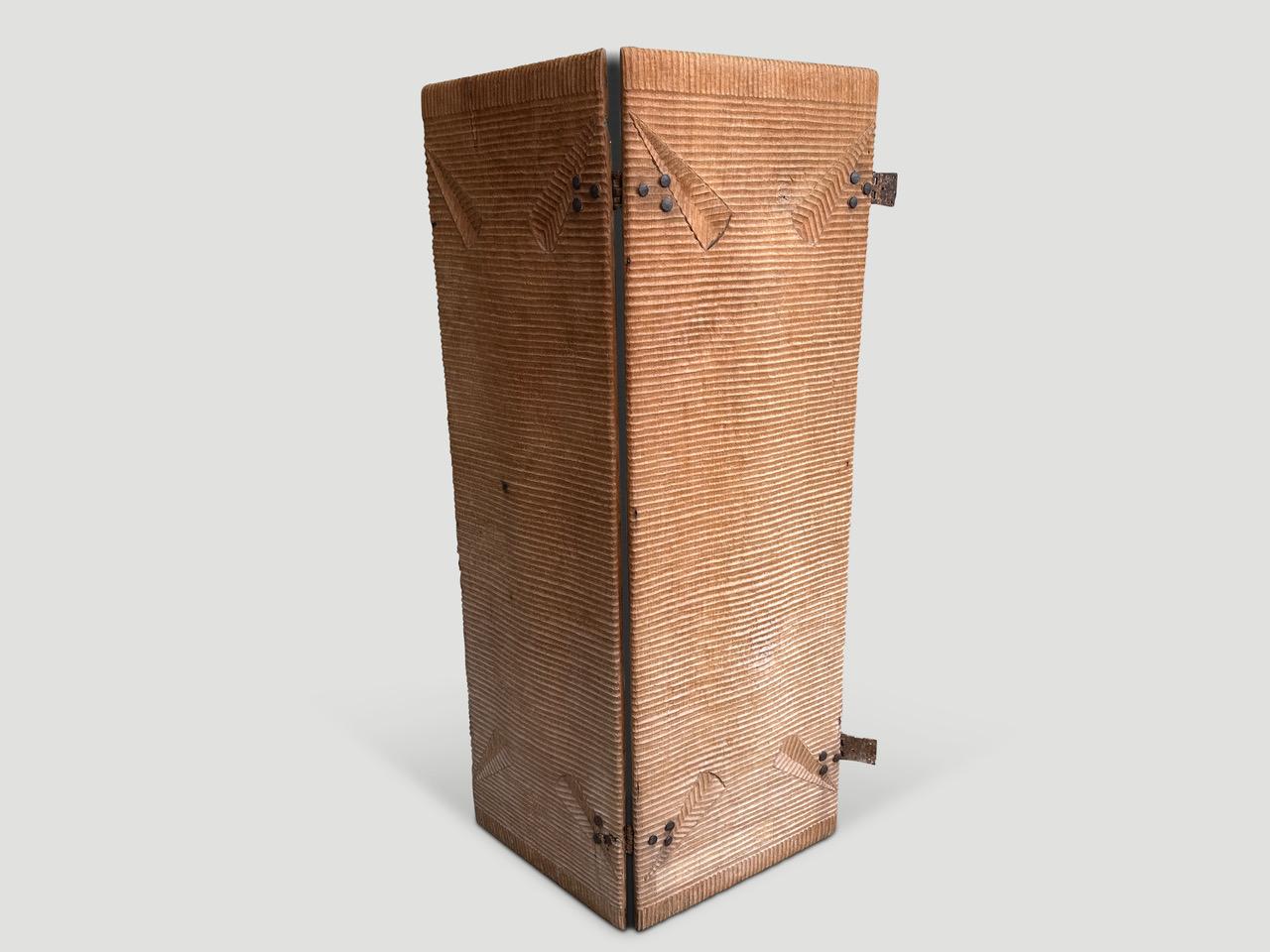 Andrianna Shamaris Jahrhundert Old Shutter, Paravent, Kopfteil oder Couchtischplatte (Minimalistisch) im Angebot