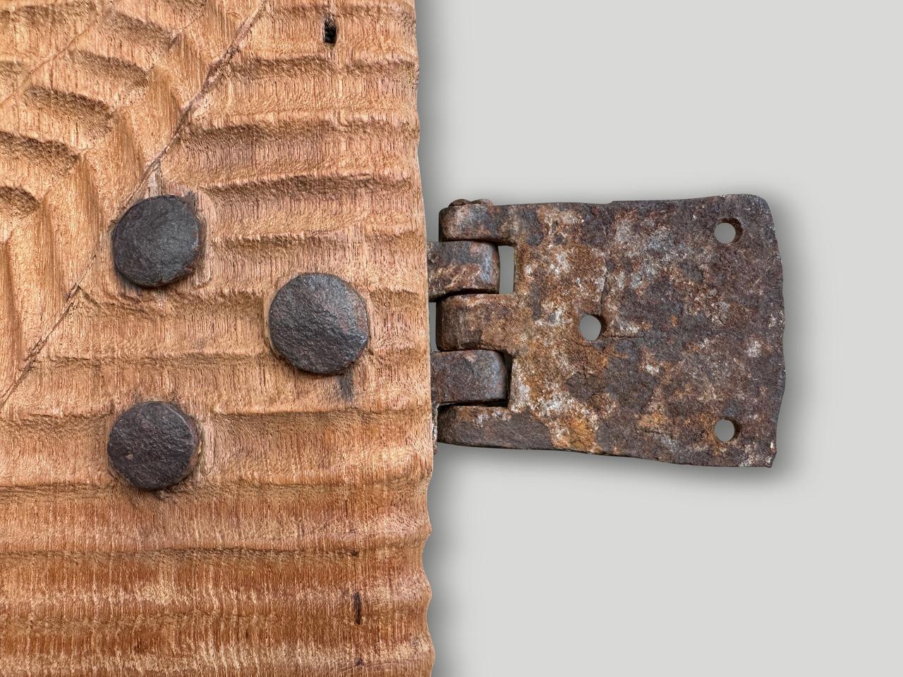 Andrianna Shamaris Jahrhundert Old Shutter, Paravent, Kopfteil oder Couchtischplatte (Frühes 20. Jahrhundert) im Angebot