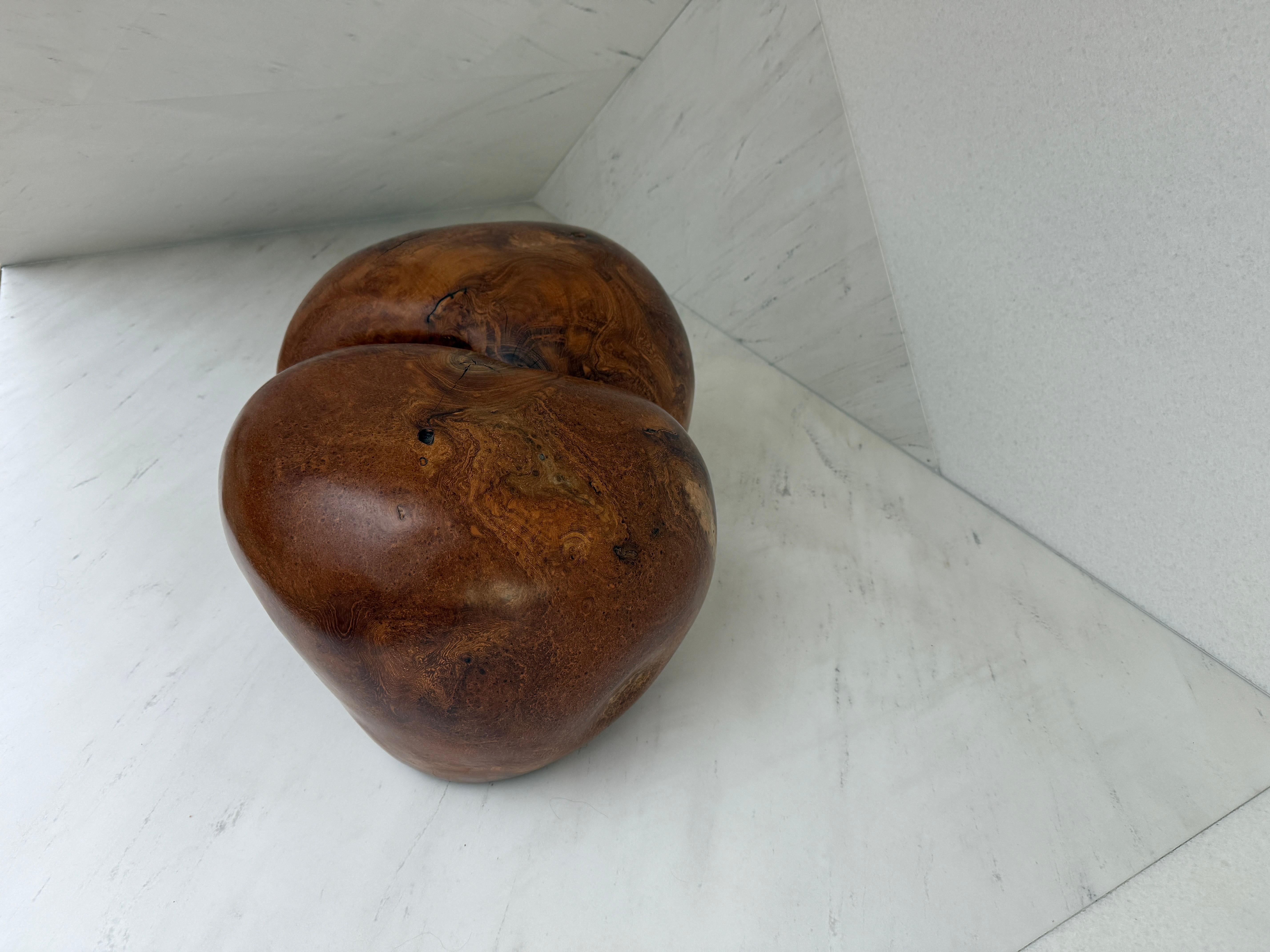 Bonita pátina en esta madera de teca burl de un siglo de antigüedad. Aparentemente son dos piezas, pero es una sola pieza de madera. Puede utilizarse como taburete o como pieza de arte única. A la vez utilizable y escultural. Acabado con un aceite