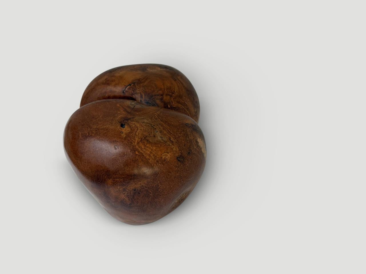 Andrianna Shamaris Taburete o escultura centenaria Madera en venta
