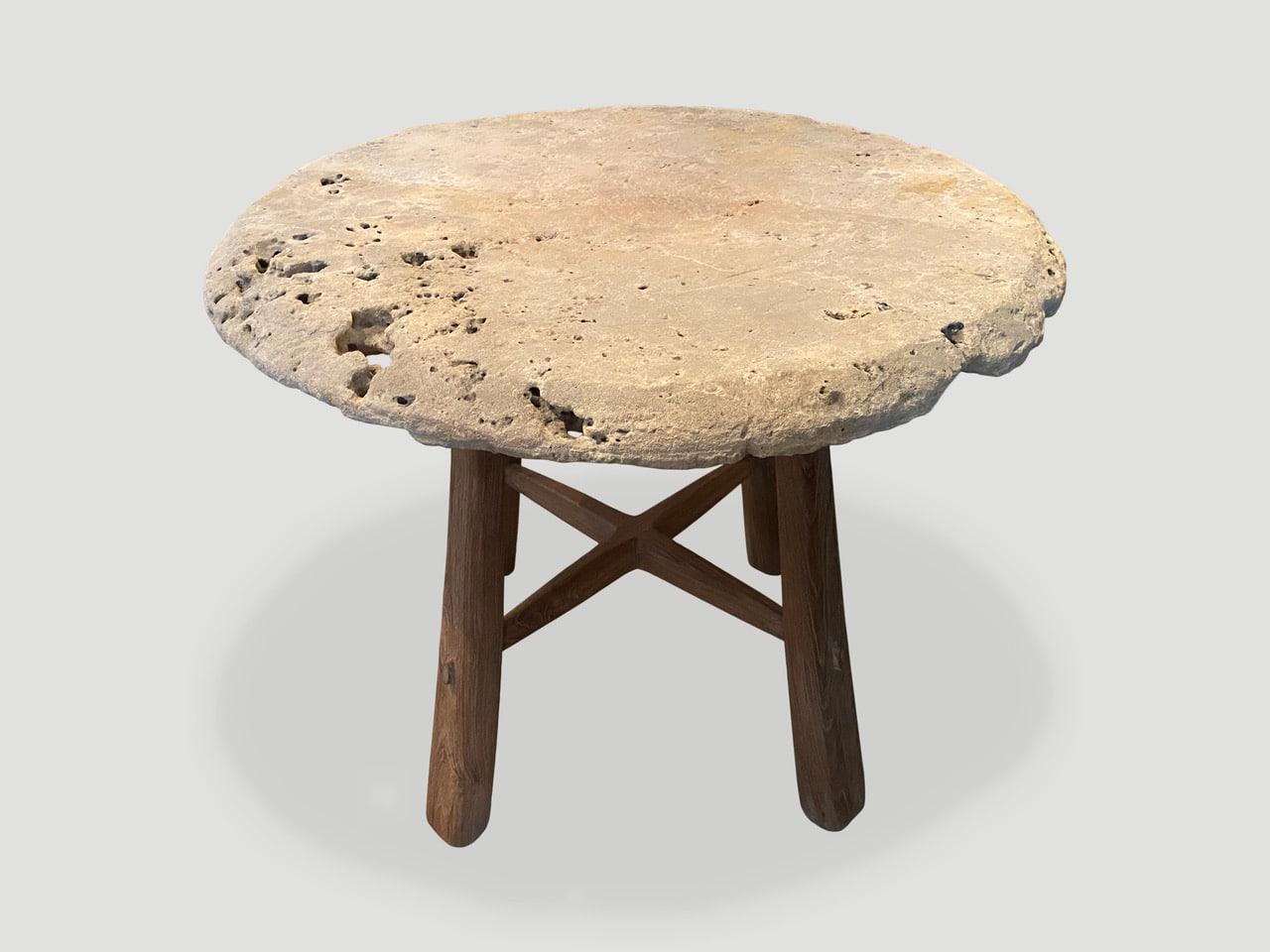 Organique Andrianna Shamaris table ancienne en pierre de Sumba du siècle dernier en vente