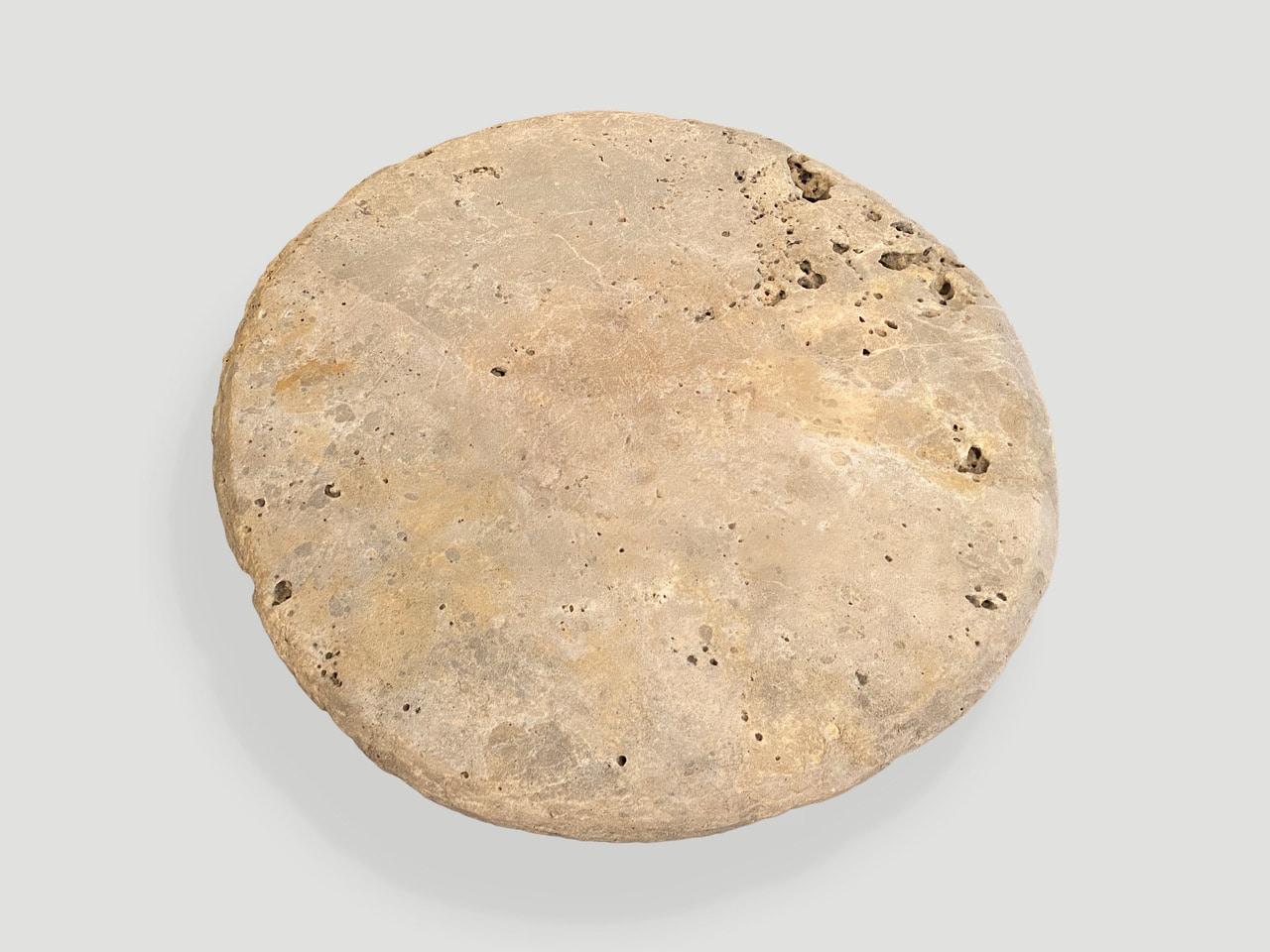 Andrianna Shamaris table ancienne en pierre de Sumba du siècle dernier en vente 1
