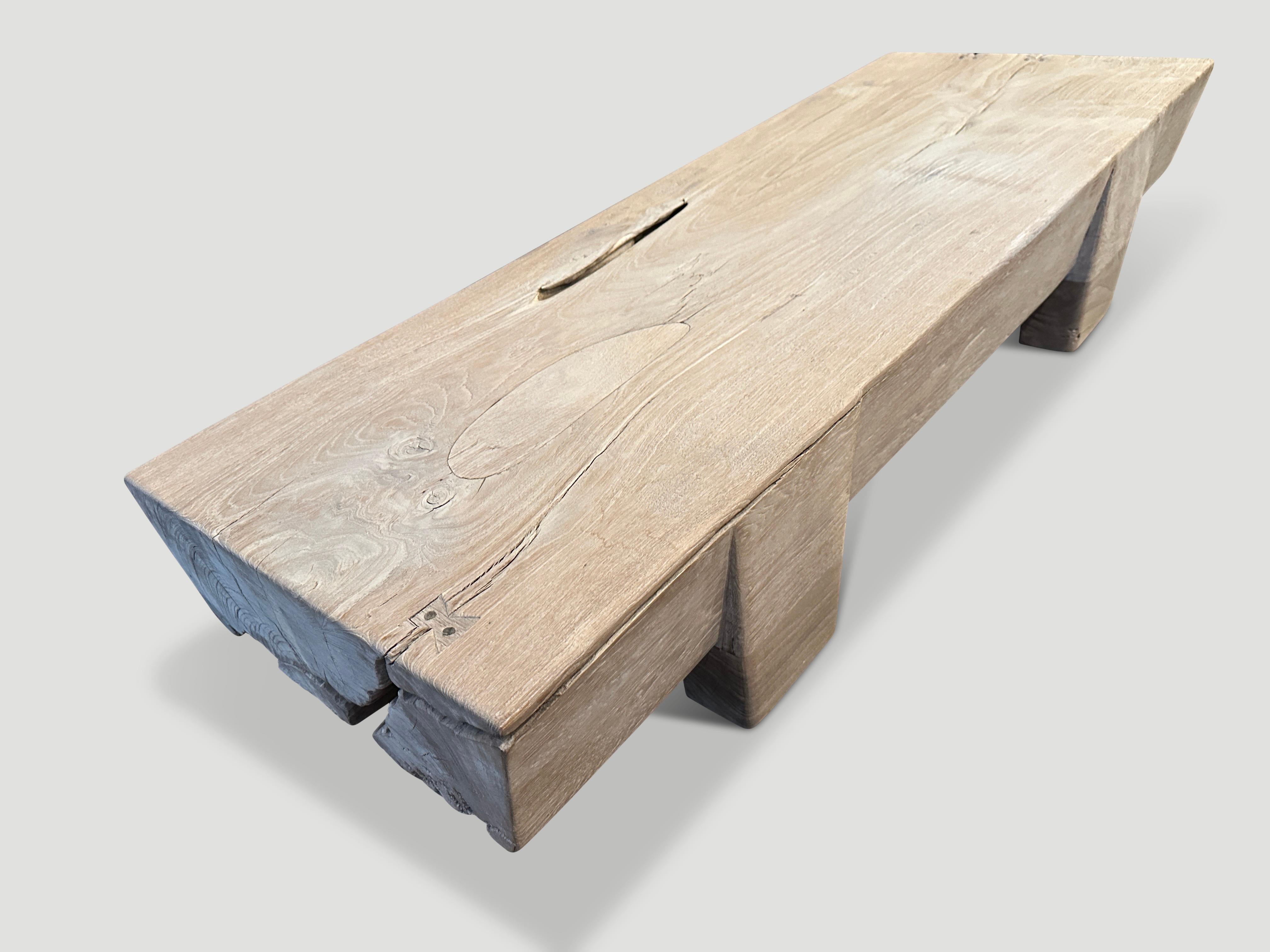 Impressionnante table basse en bois de teck centenaire. Les pieds sont sculptés à la main dans le plateau, comme illustré. Nous en avons rajouté pour la hauteur, ce qui permet au plateau de flotter à 15 cm du sol, et pour les papillons incrustés