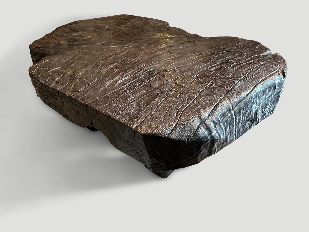 Impressionnante table basse de six pouces en bois de teck centenaire. Nous avons ajouté quatre pieds épais en blocs et avons fini le plateau avec une teinture expresso révélant le magnifique grain du bois. Meubles construits à la main du début à la