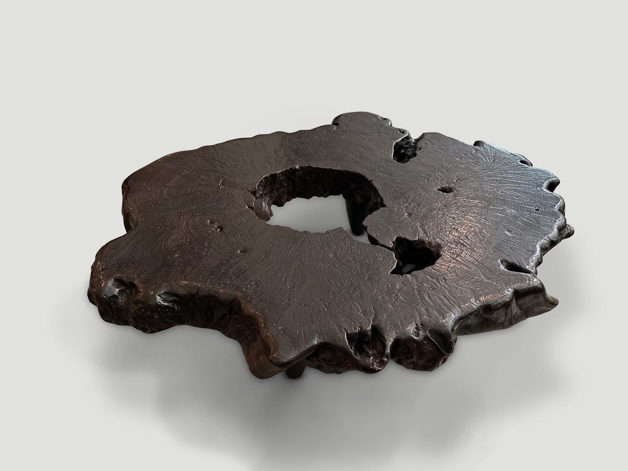 Table basse Andrianna Shamaris du siècle dernier en bois de teck ancien Excellent état - En vente à New York, NY