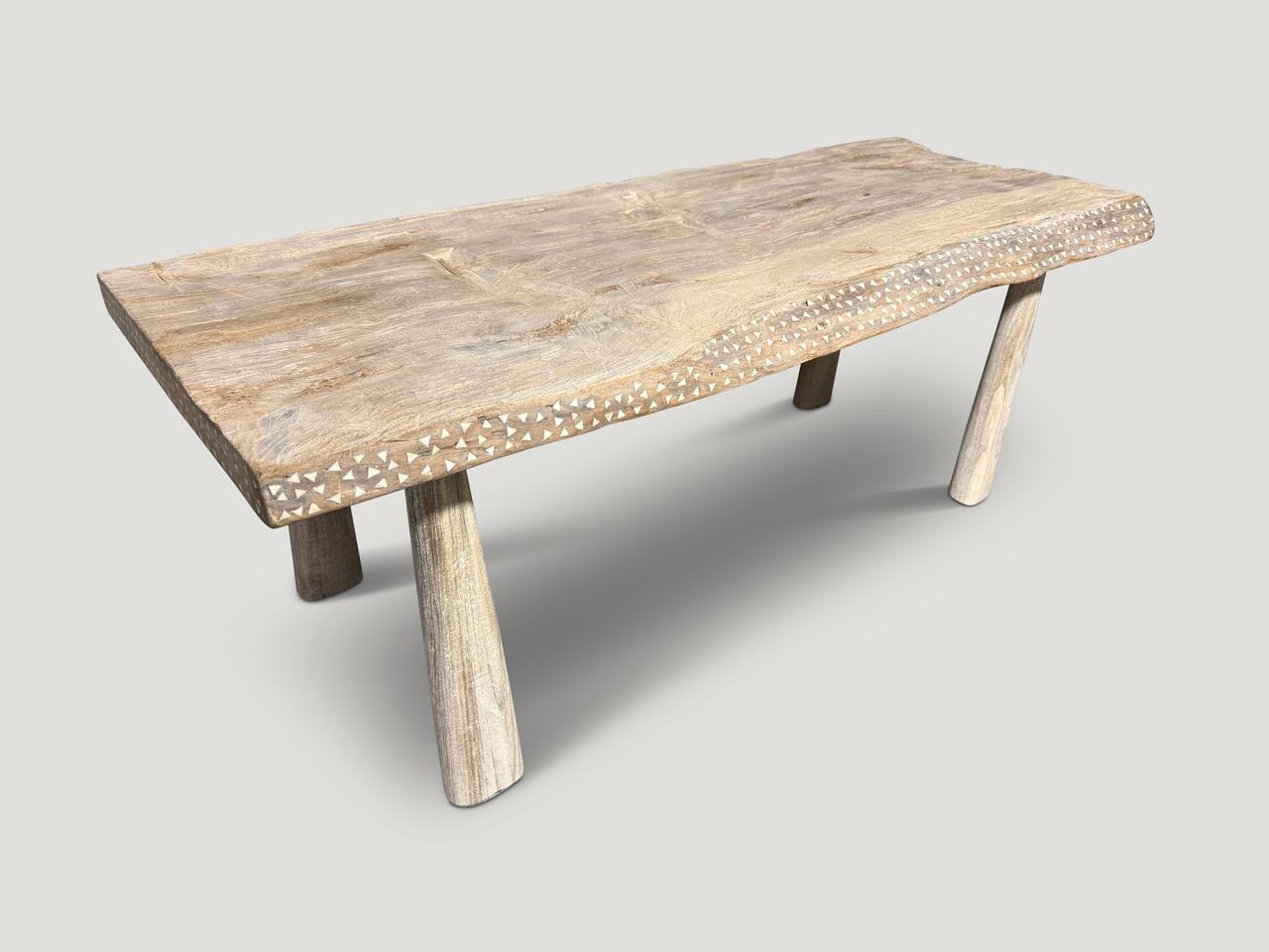 Une magnifique dalle de teck centenaire épaisse avec un léger rebord vivant a été transformée à la main en une table basse unique tout en respectant le bois organique naturel. Le plateau a une épaisseur de deux à trois pouces et est soutenu par des