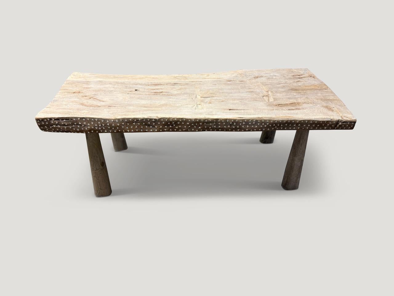 Organique Table basse Andrianna Shamaris du siècle en teck ancien avec incrustation de coquillages en vente
