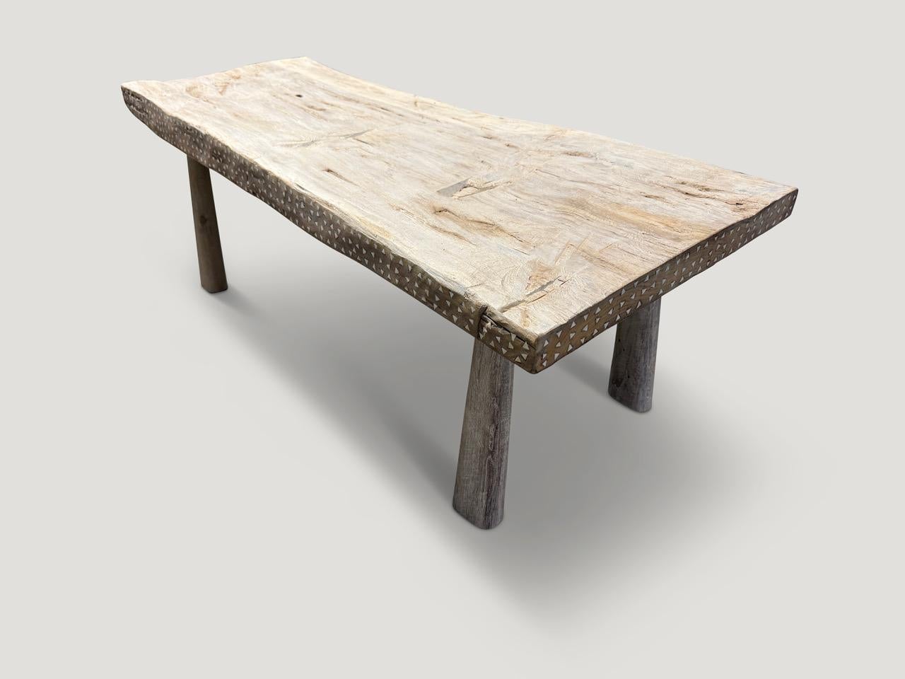 Table basse Andrianna Shamaris du siècle en teck ancien avec incrustation de coquillages Bon état - En vente à New York, NY