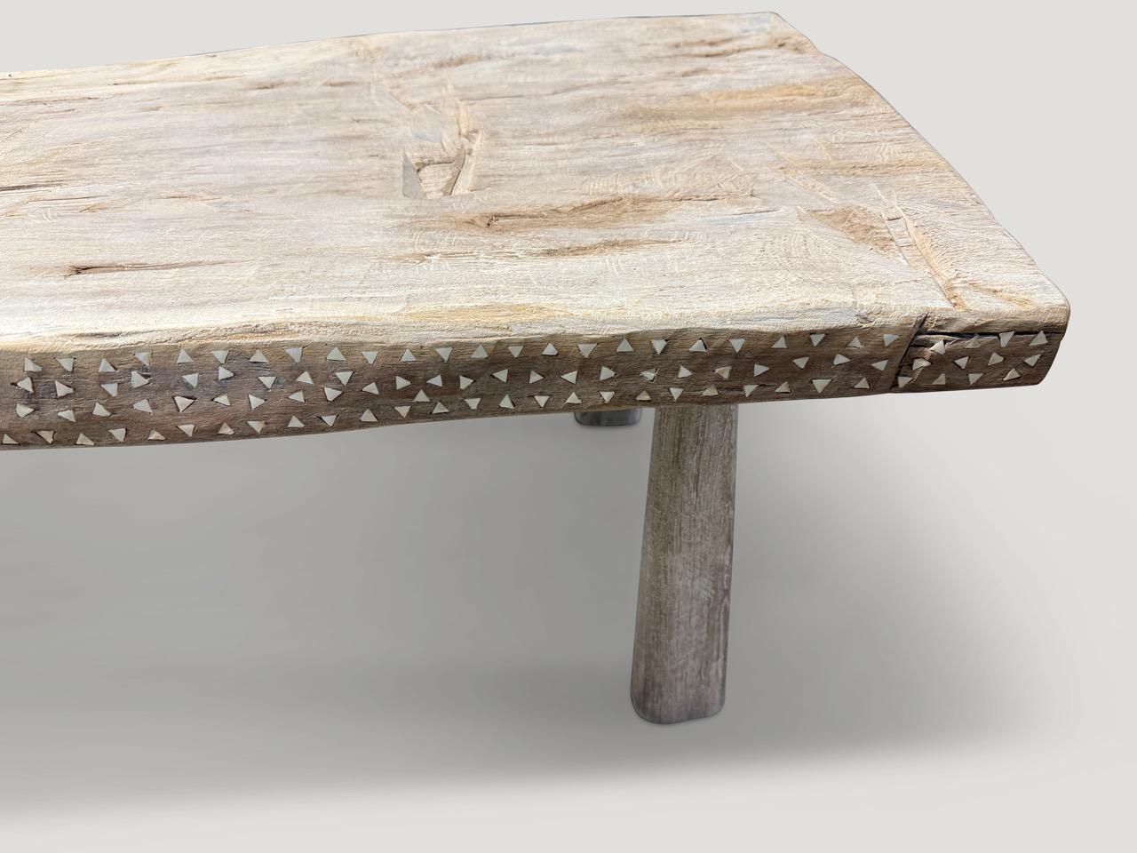 XXIe siècle et contemporain Table basse Andrianna Shamaris du siècle en teck ancien avec incrustation de coquillages en vente