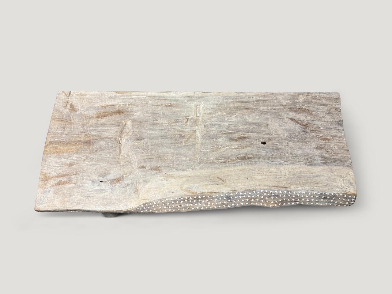 Bois Table basse Andrianna Shamaris du siècle en teck ancien avec incrustation de coquillages en vente