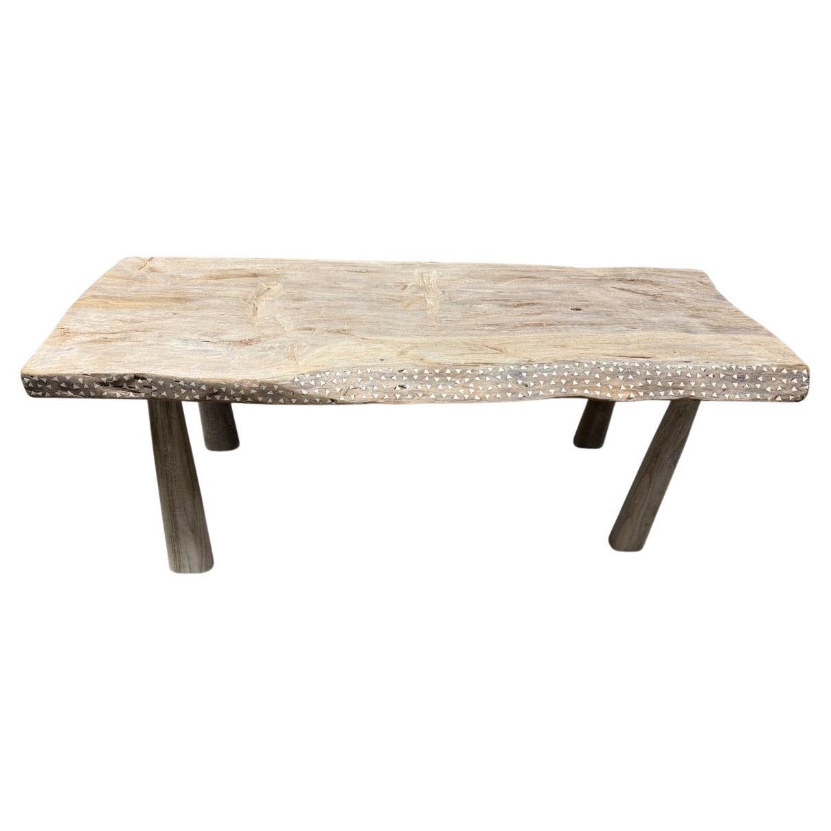 Table basse Andrianna Shamaris du siècle en teck ancien avec incrustation de coquillages