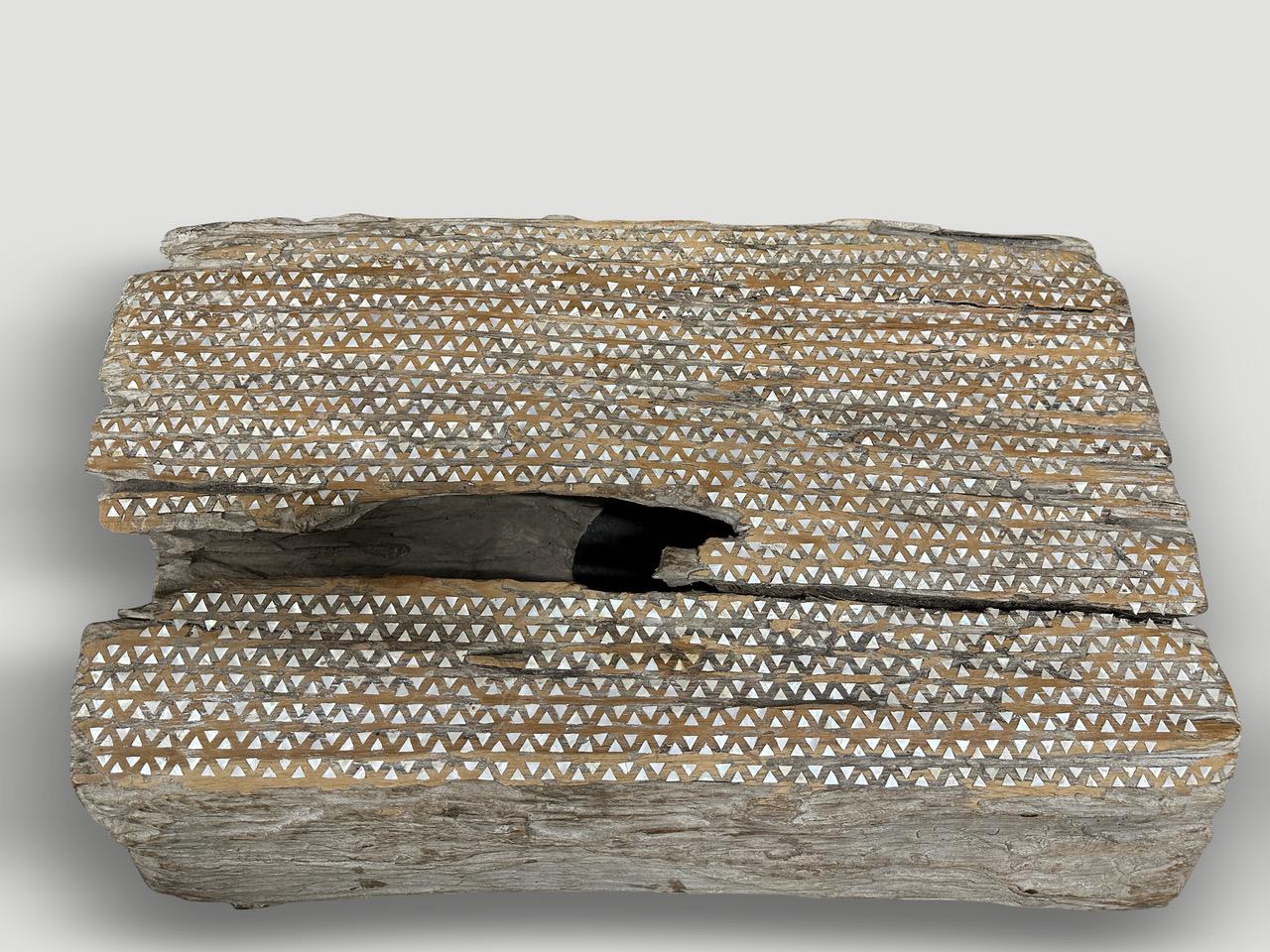 Une magnifique bûche de teck centenaire a été réutilisée pour fabriquer cette table basse unique en son genre, tout en respectant le bois organique naturel. Nous avons ajouté à la main des coquillages incrustés dans le plateau pour produire cette
