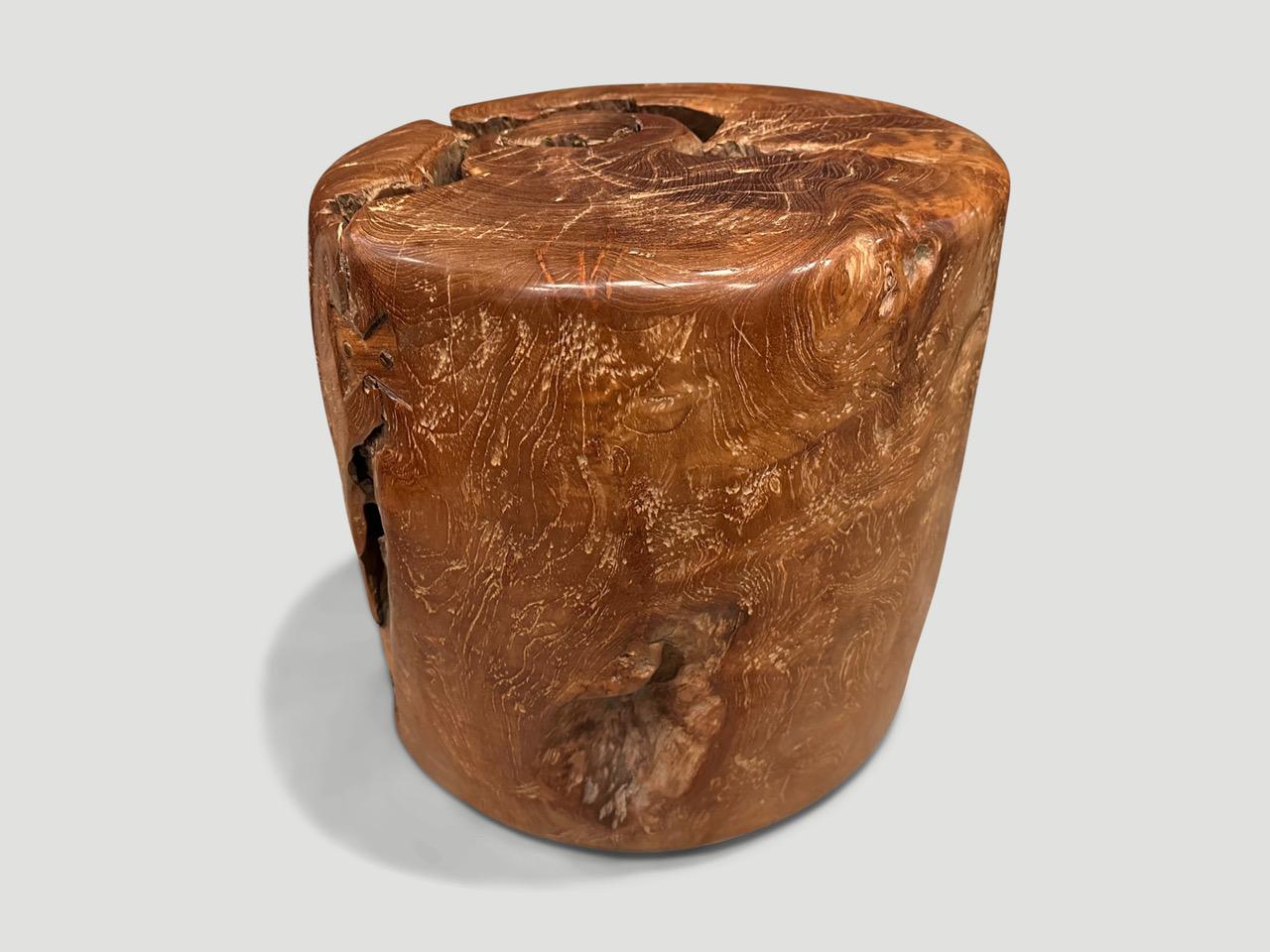Table d'appoint Andrianna Shamaris en bois de teck ancien du siècle dernier en vente 2