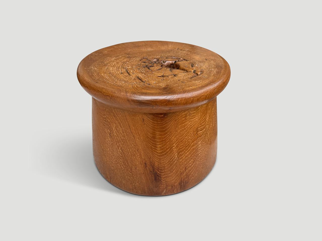 Antico mortaio originariamente utilizzato per macinare il riso. L'abbiamo capovolto e levigato l'intero pezzo rivelando le bellissime venature del legno. Trasformati in un tavolino o in uno sgabello scultoreo. Abbiamo una piccola collezione. Le