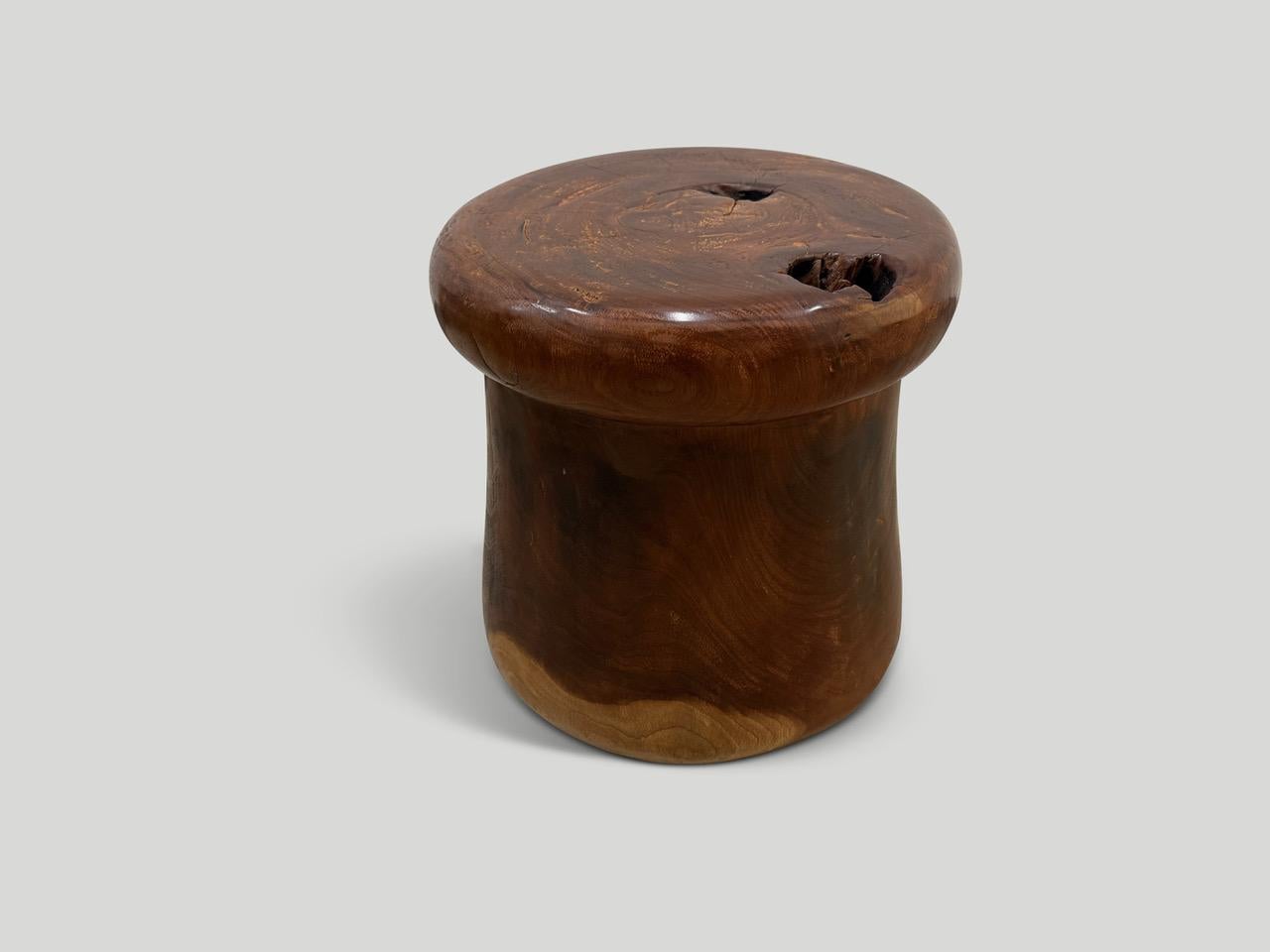 Mortier antique utilisé à l'origine pour moudre le riz. Nous l'avons retournée et l'avons lissée sur toute sa surface, révélant ainsi les magnifiques veines du bois. Réutilisé pour créer une table d'appoint ou un tabouret sculptural. Nous avons une