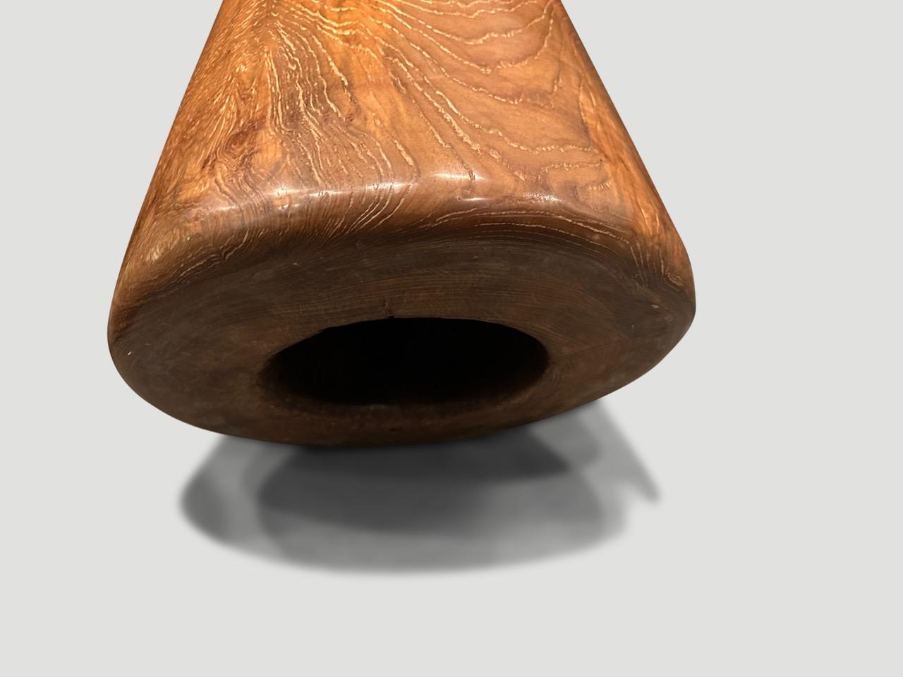 Organique Andrianna Shamaris table d'appoint ou tabouret en bois de teck ancien du siècle dernier en vente