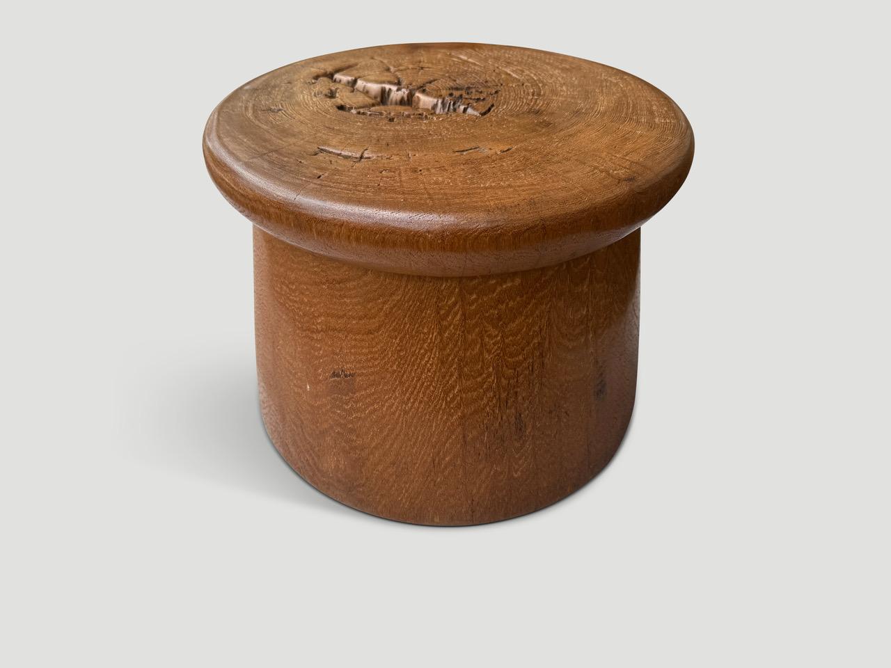 Organico moderno Tavolino o sgabello in legno di teak del secolo scorso Andrianna Shamaris in vendita