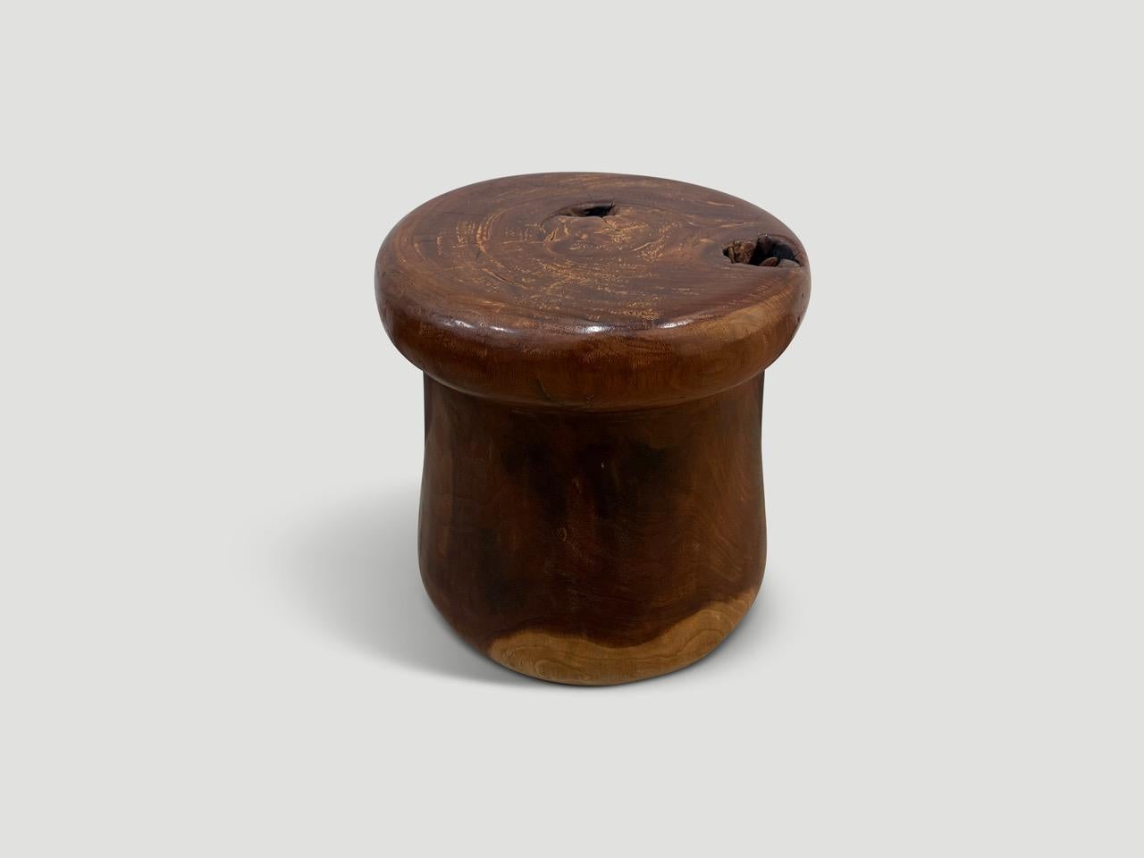 Andrianna Shamaris Table d'appoint ou tabouret en bois de teck du siècle dernier Excellent état - En vente à New York, NY