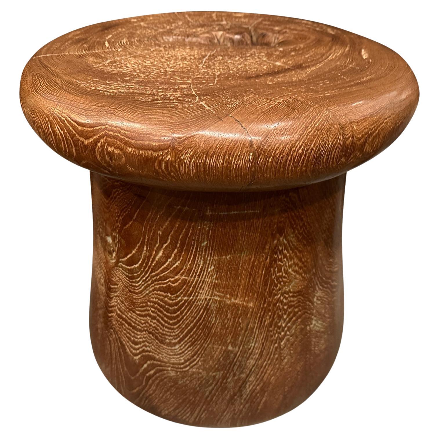 Andrianna Shamaris table d'appoint ou tabouret en bois de teck ancien du siècle dernier