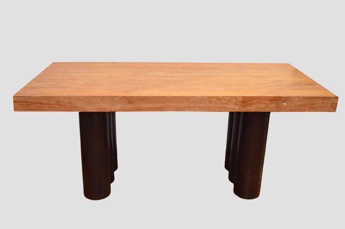 Table Andrianna Shamaris en bois de teck cérusé avec base contrastée en bois de noix de coco Bon état - En vente à New York, NY