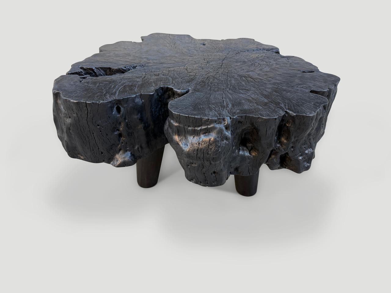 Impressionnante table basse en bois de manguier récupéré. Le plateau a une épaisseur de 8 pouces et flotte à 9 pouces du sol sur des pieds en forme de cône de style milieu de siècle. Chargé, poncé et scellé, il révèle les magnifiques veines du