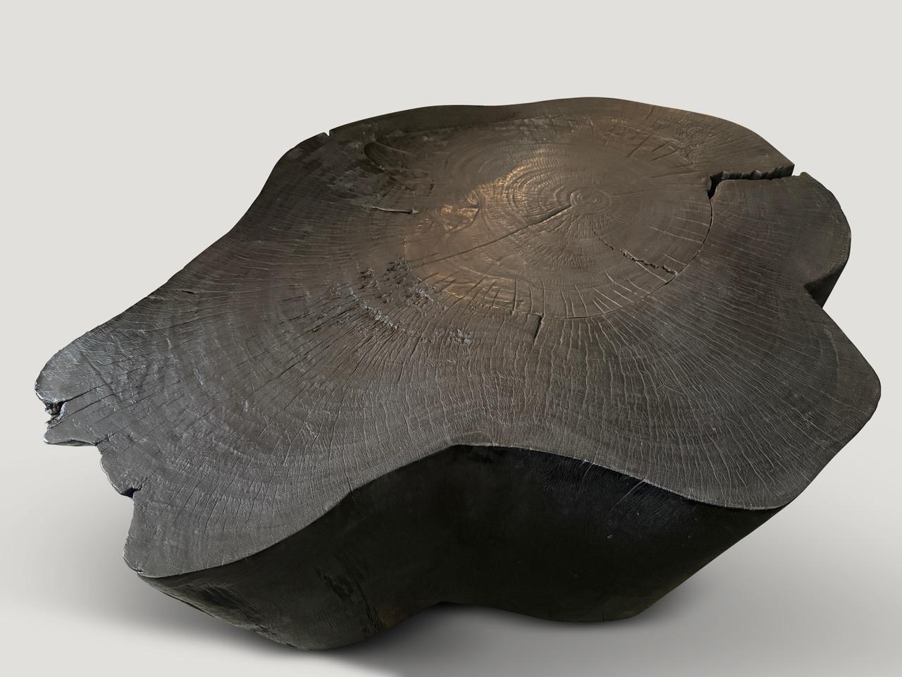 Impressionnante table basse en bois de manguier récupéré. Une légère gradation du bas vers le haut. Chargé, poncé et scellé, il révèle les magnifiques veines du bois. Dimensions complètes : 49