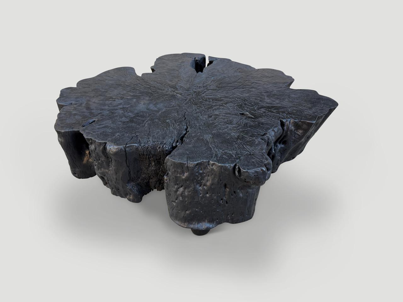 Table basse Andrianna Shamaris Charred Amorphous Excellent état - En vente à New York, NY