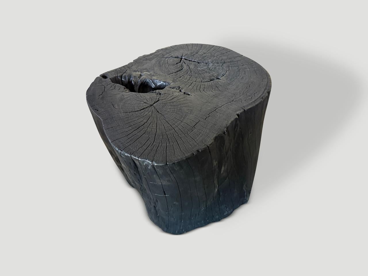 Andrianna Shamaris Table basse ou table d'appoint charbonnée Excellent état - En vente à New York, NY