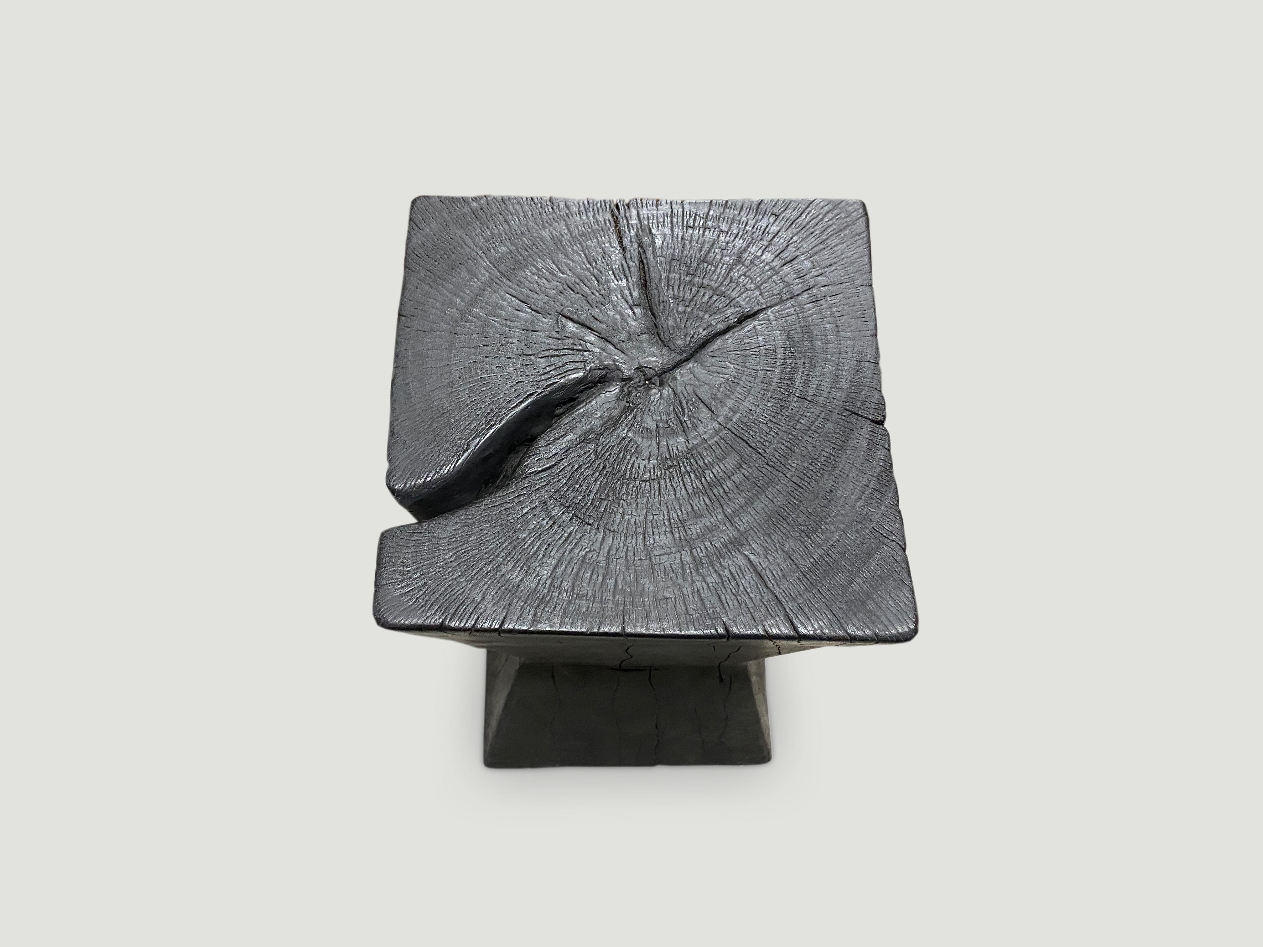 XXIe siècle et contemporain Andrianna Shamaris table d'appoint Tamarind en bois de sablier chauffé en vente