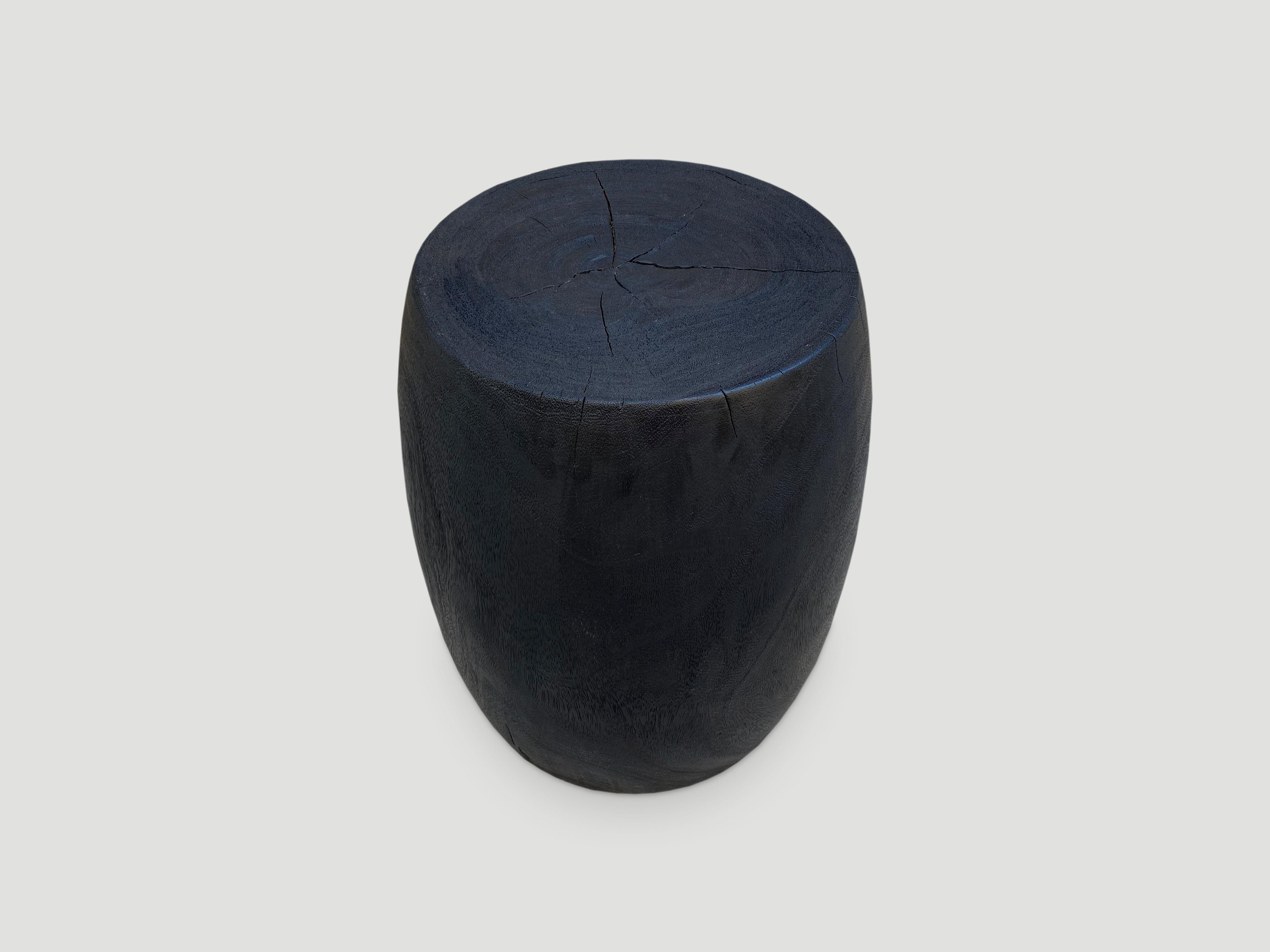 Table d'appoint ou tabouret en forme de tambour en bois de litchi récupéré, sculpté à la main. Brûlé, poncé et scellé exposant le beau grain du bois. 13