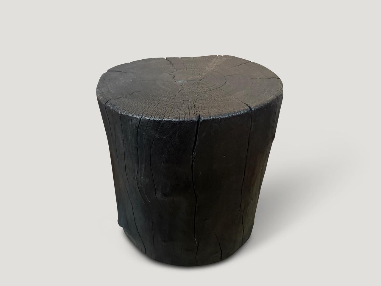 Table d'appoint en bois de litchi récupéré. Chargé, poncé et scellé tout en respectant la forme organique naturelle et en révélant le magnifique grain du bois.

La Collection Triple Burnt représente une ligne unique de meubles modernes fabriqués à