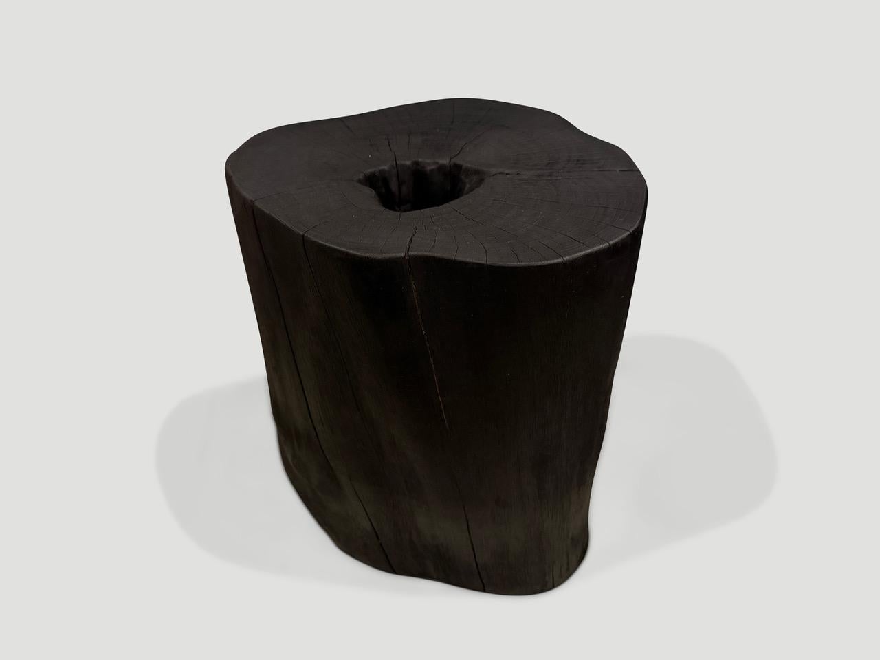 Table d'appoint en bois de litchi récupéré. Chargé, poncé et scellé tout en respectant la forme organique naturelle et en révélant le magnifique grain du bois. Nous avons une petite collection. Le prix et les images en témoignent.

La Collection