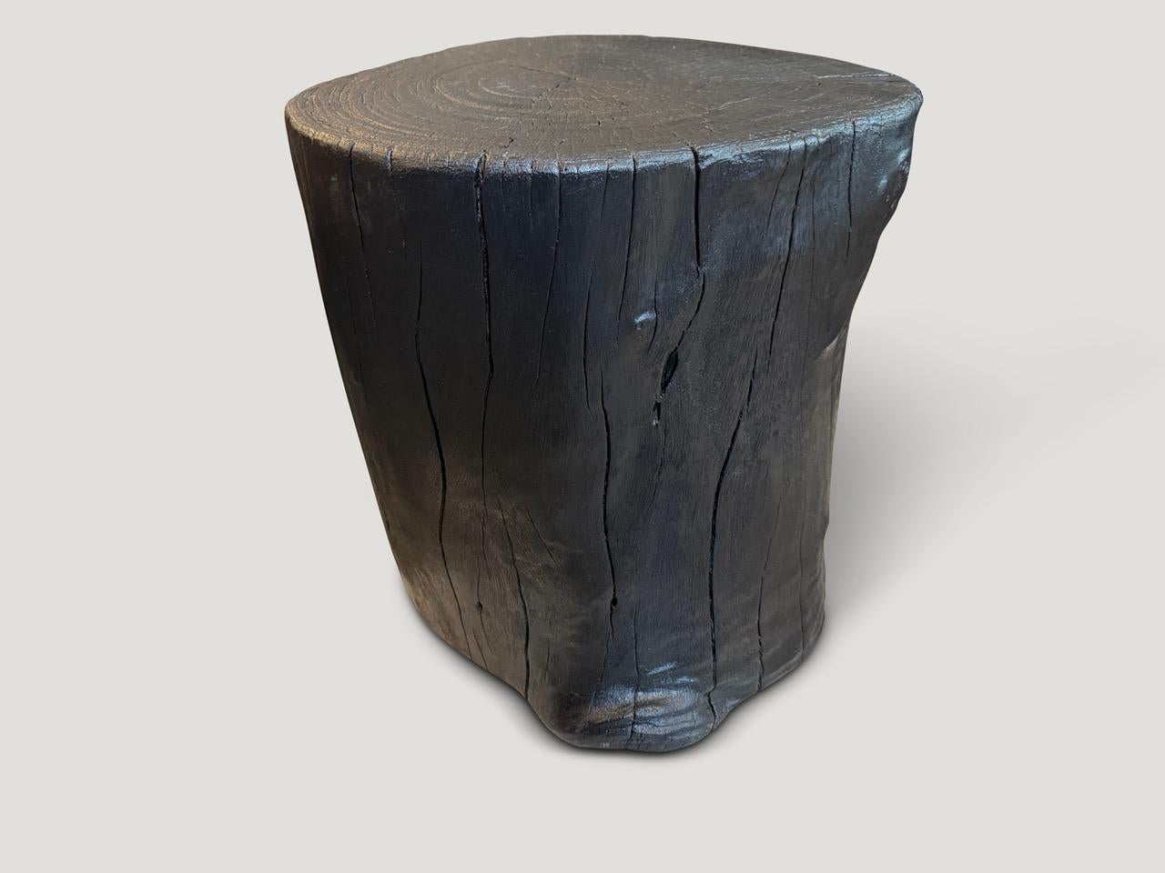 Table d'appoint en bois de litchi récupéré. Chargé, poncé et scellé tout en respectant la forme organique naturelle et en révélant le magnifique grain du bois.

La Collection Triple Burnt représente une ligne unique de meubles modernes fabriqués à