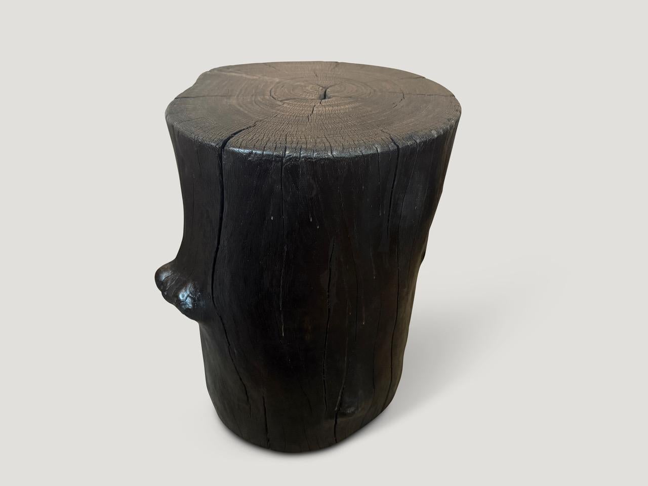 Organique Table d'appoint Andrianna Shamaris en bois de lyche chauffé en vente