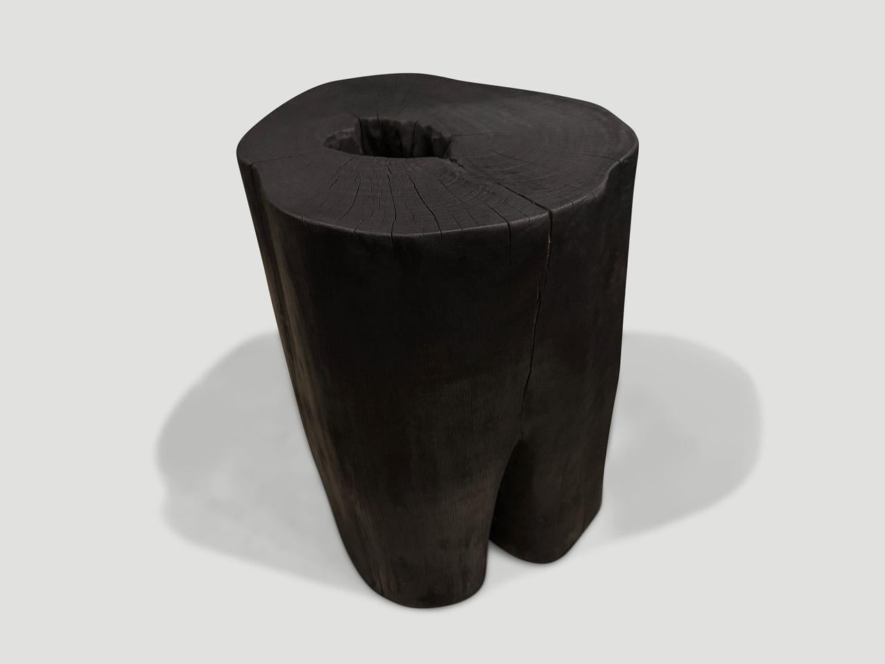 Organique Table d'appoint Andrianna Shamaris en bois de lyche chauffé en vente