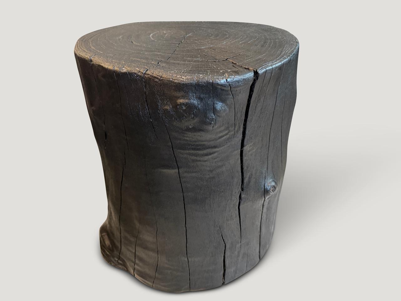 Organique Table d'appoint Andrianna Shamaris en bois de lyche chauffé en vente