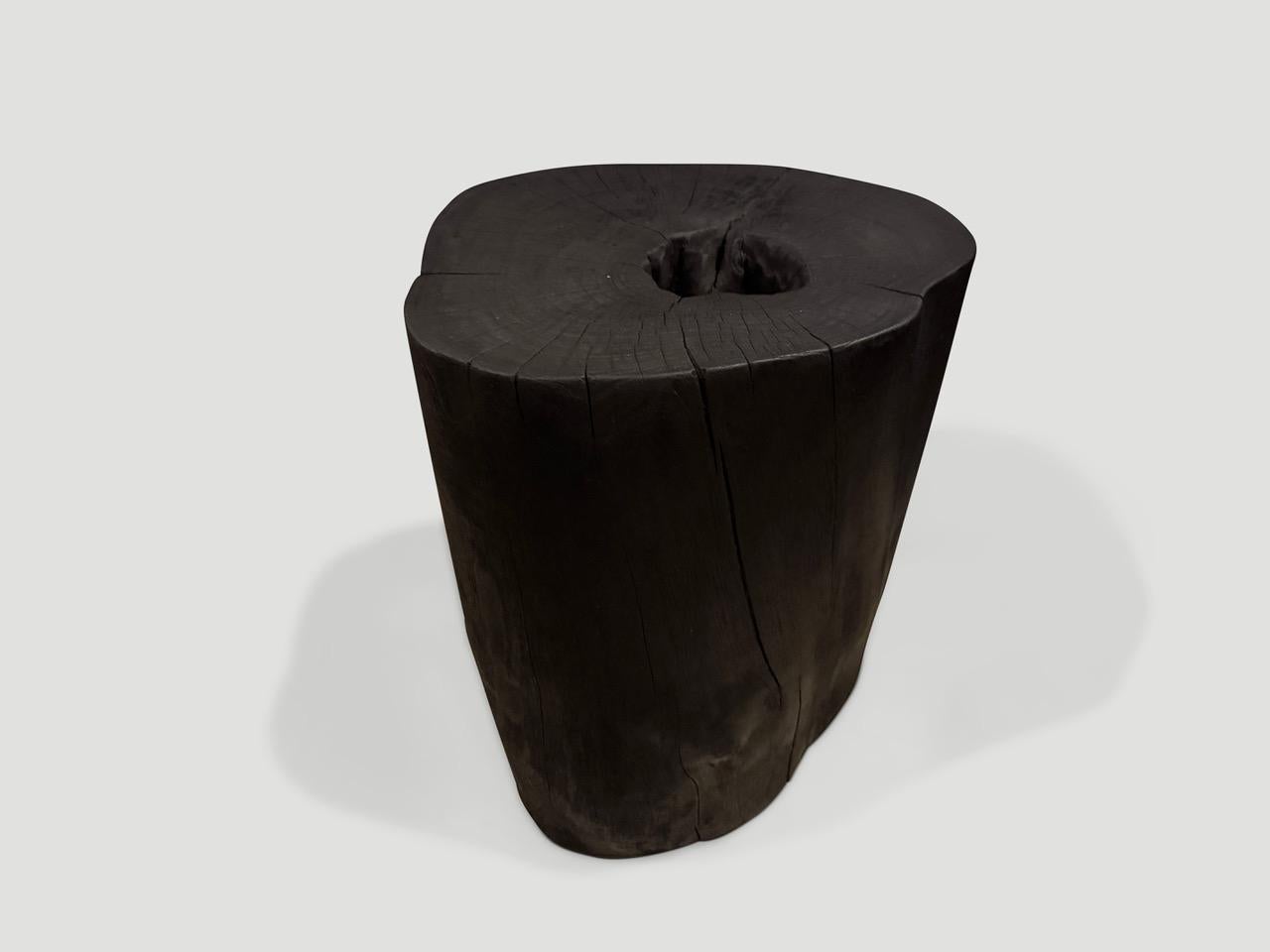 XXIe siècle et contemporain Table d'appoint Andrianna Shamaris en bois de lyche chauffé en vente