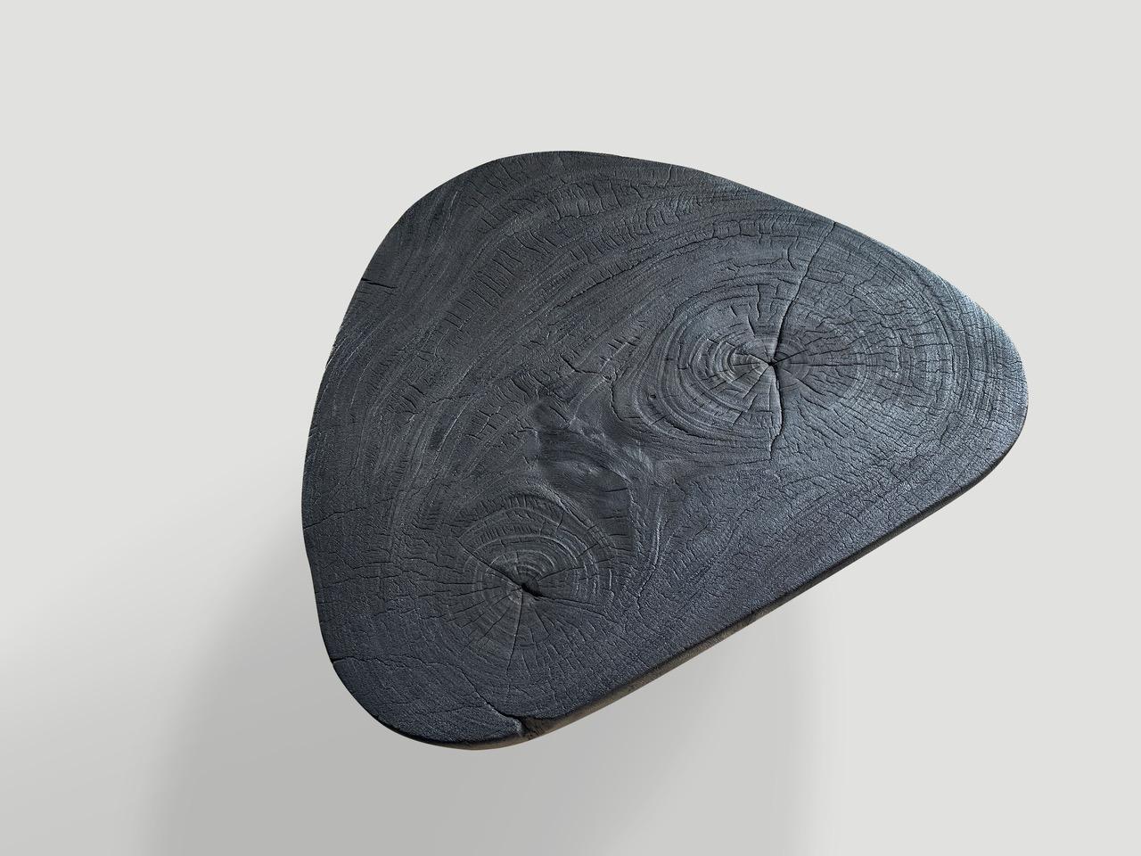 Magnifique table basse minimaliste en bois de suar récupéré. Carbonisé à trois reprises, il révèle le grain unique du bois. Sculpté à la main avec une graduation spectaculaire de la base au sommet. À la fois sculptural et utilisable. Tout est dans
