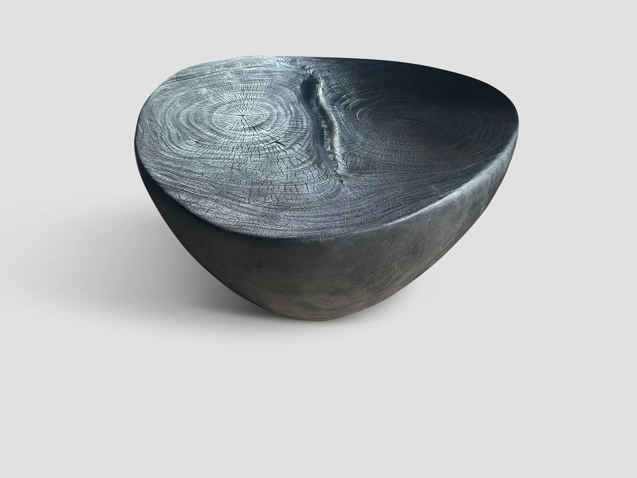 XXIe siècle et contemporain Andrianna Shamaris Table basse minimaliste en bois de suar charbonné en vente