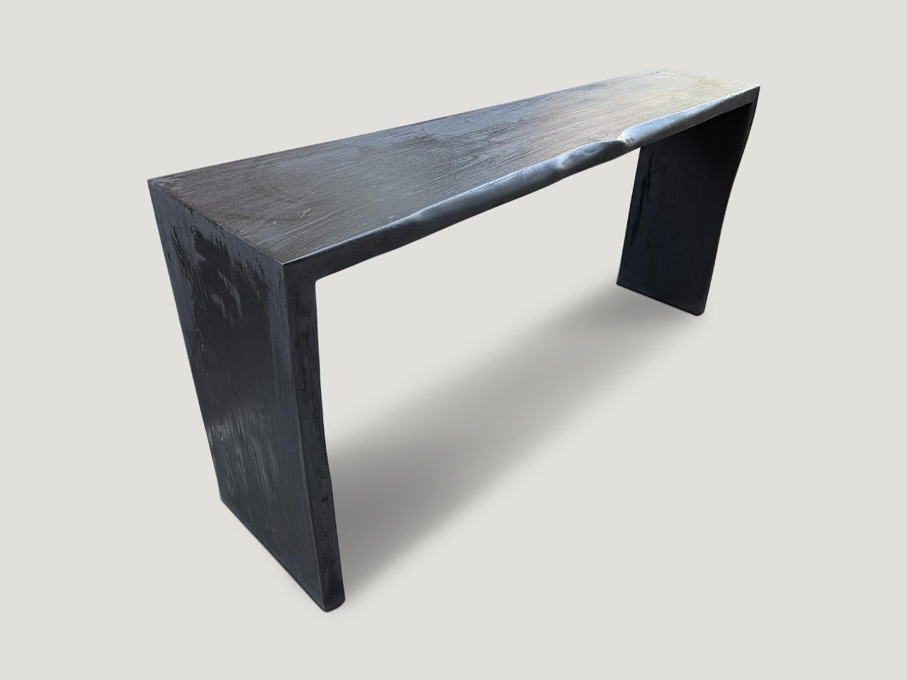 Andrianna Shamaris Consola de madera de teca minimalista carbonizada Moderno orgánico en venta