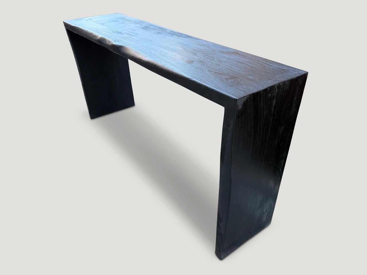Andrianna Shamaris Consola de madera de teca minimalista carbonizada en Excelente estado para la venta en New York, NY