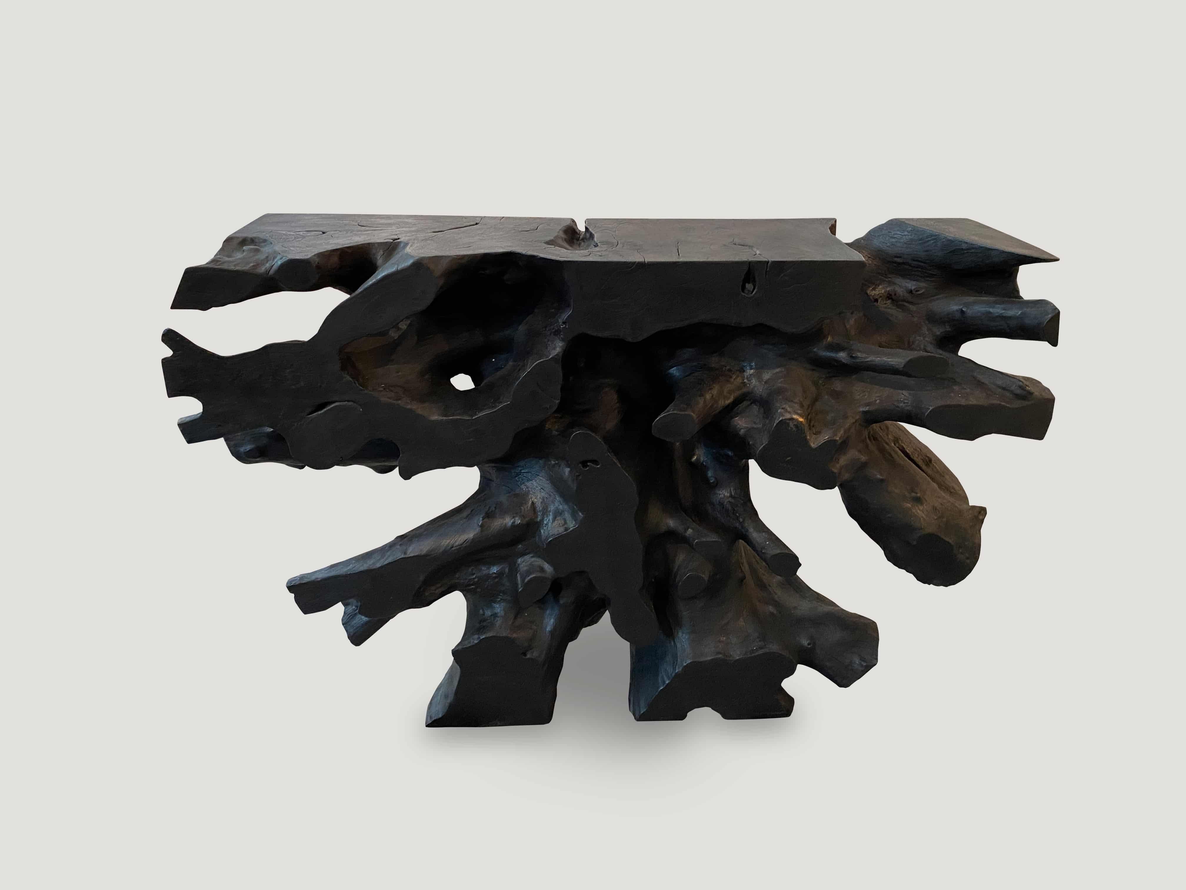 Impressionnante table console en bois de teck recyclé, sculptée à la main à partir d'une seule racine et brûlée pour obtenir cette superbe finition. Fabuleux des deux côtés. Elle peut également être tournée et utilisée comme table basse de 48 x 31 x