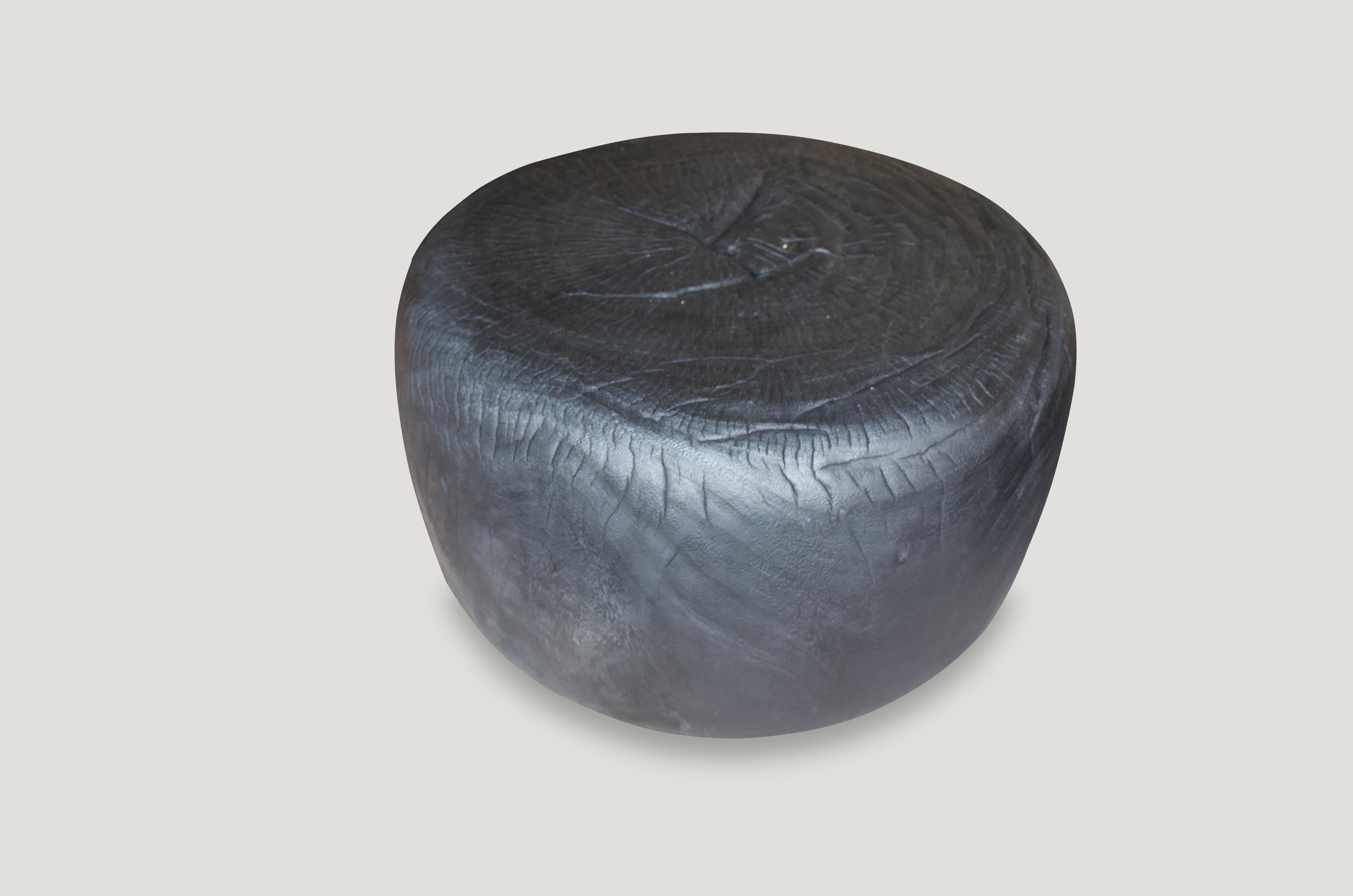 Sculptée à la main à partir d'une seule racine de bois de suar, une belle table basse en forme de tambour. Le sommet a un diamètre de 24