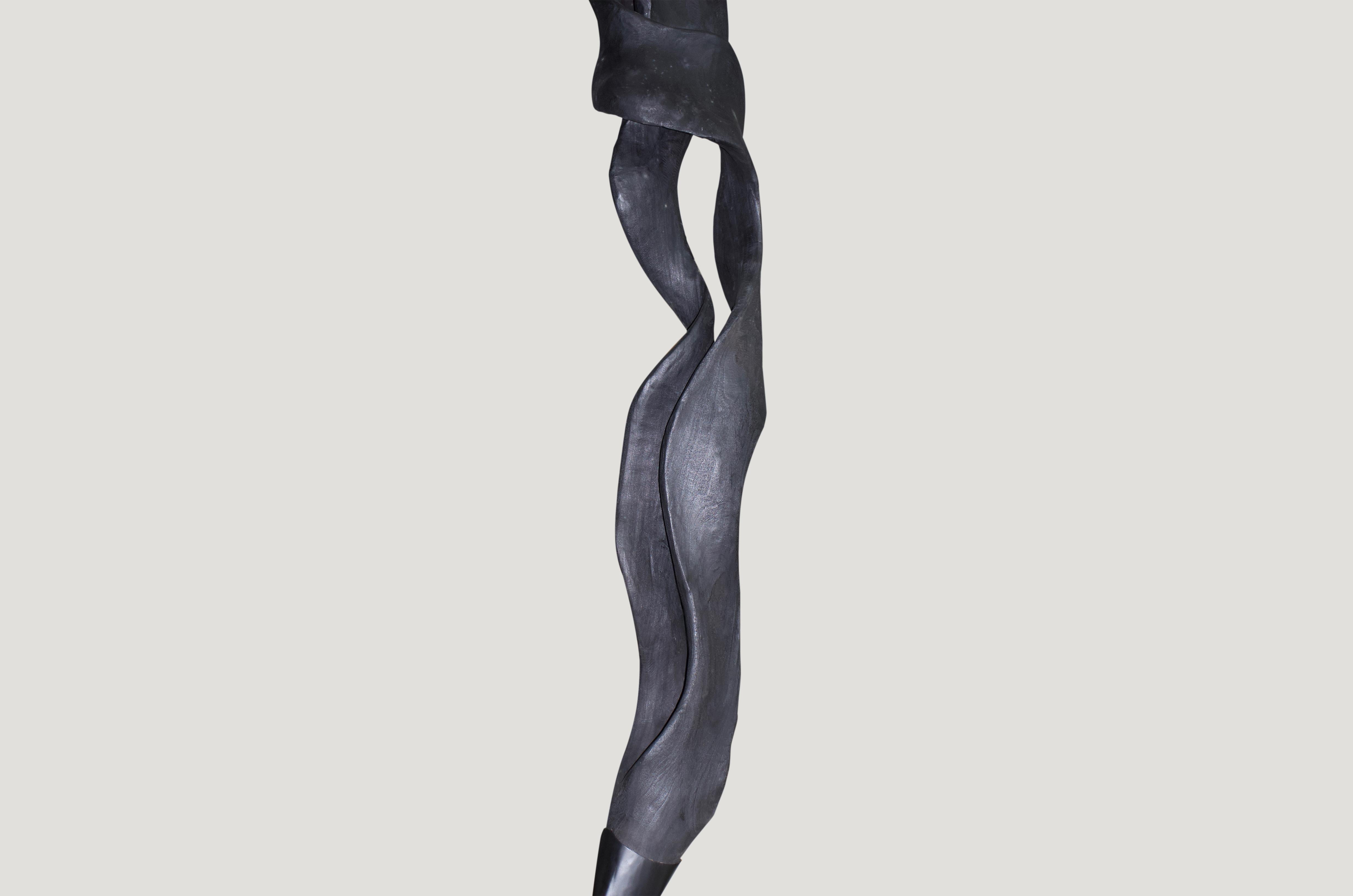 Acciaio Scultura a nastro in legno di ficus carbonizzato di Andrianna Shamaris in vendita