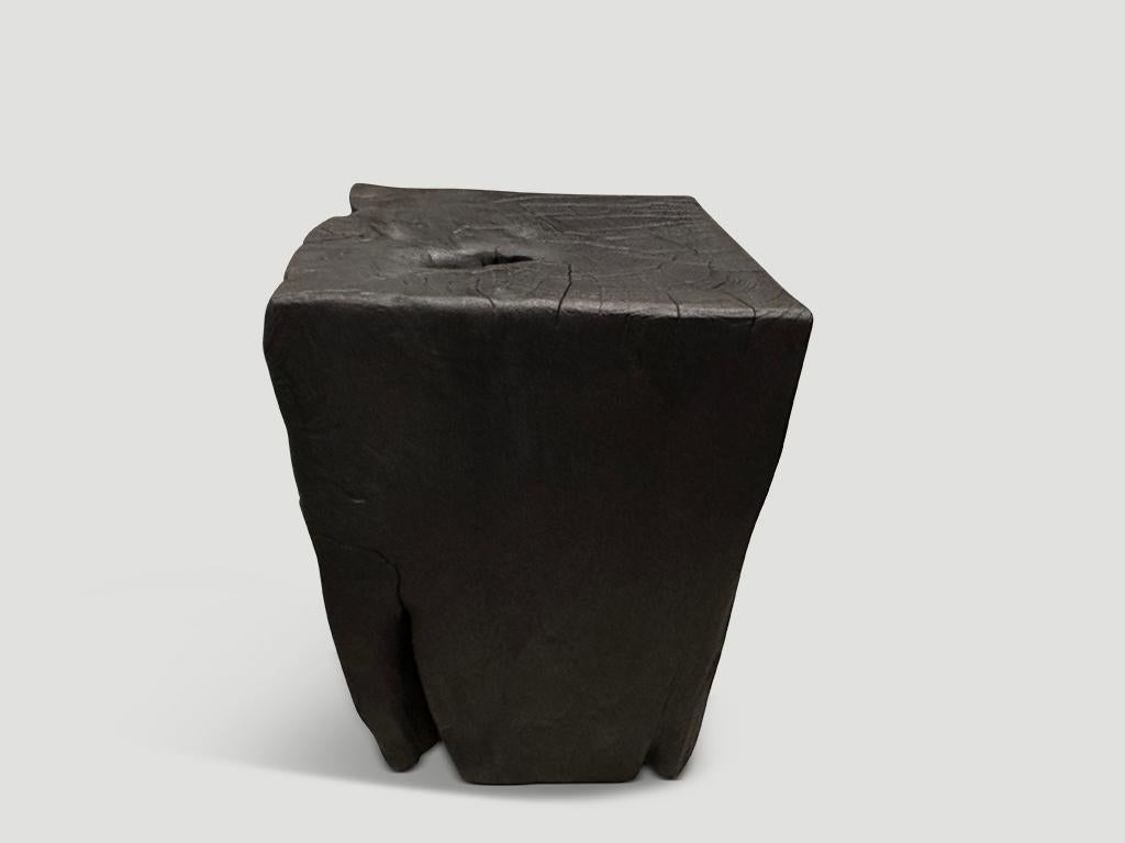 Table d'appoint Andrianna Shamaris en bois de teck chauffé Excellent état - En vente à New York, NY