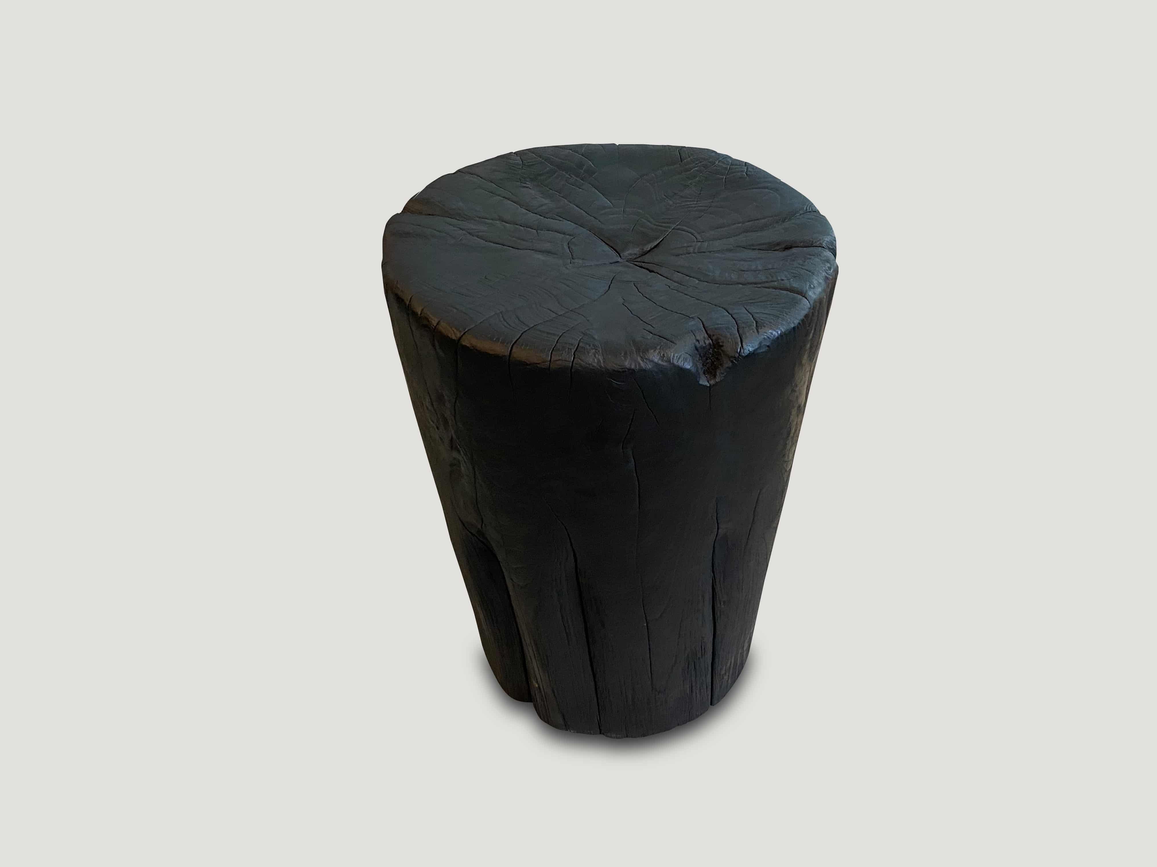 Beistelltisch oder Hocker aus altem Teakholz. Von Hand in eine Trommelform geschnitzt, wobei das natürliche, organische Holz respektiert wird. Gekohlt, geschliffen und versiegelt, wobei die schöne Holzmaserung zum Vorschein kommt. Auch gebleicht
