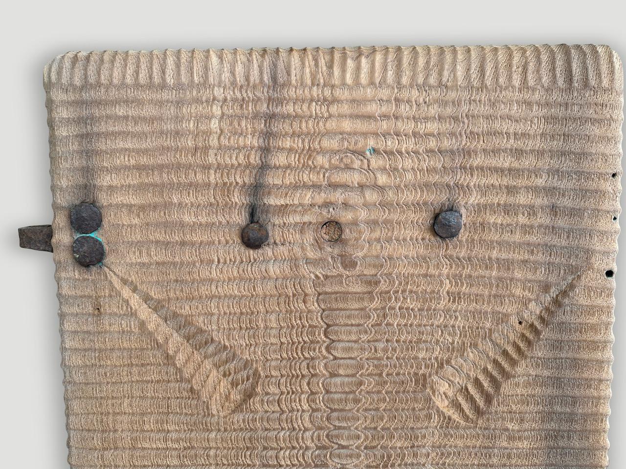 Schöne antike Türen mit Originalbeschlägen. Wir haben diese beiden einzelnen Paneele aus jahrhundertealtem Teakholz mit unserer einzigartigen minimalistischen Schnitzerei versehen. Sie stammen aus meiner schönsten Sammlung und werden von unserem