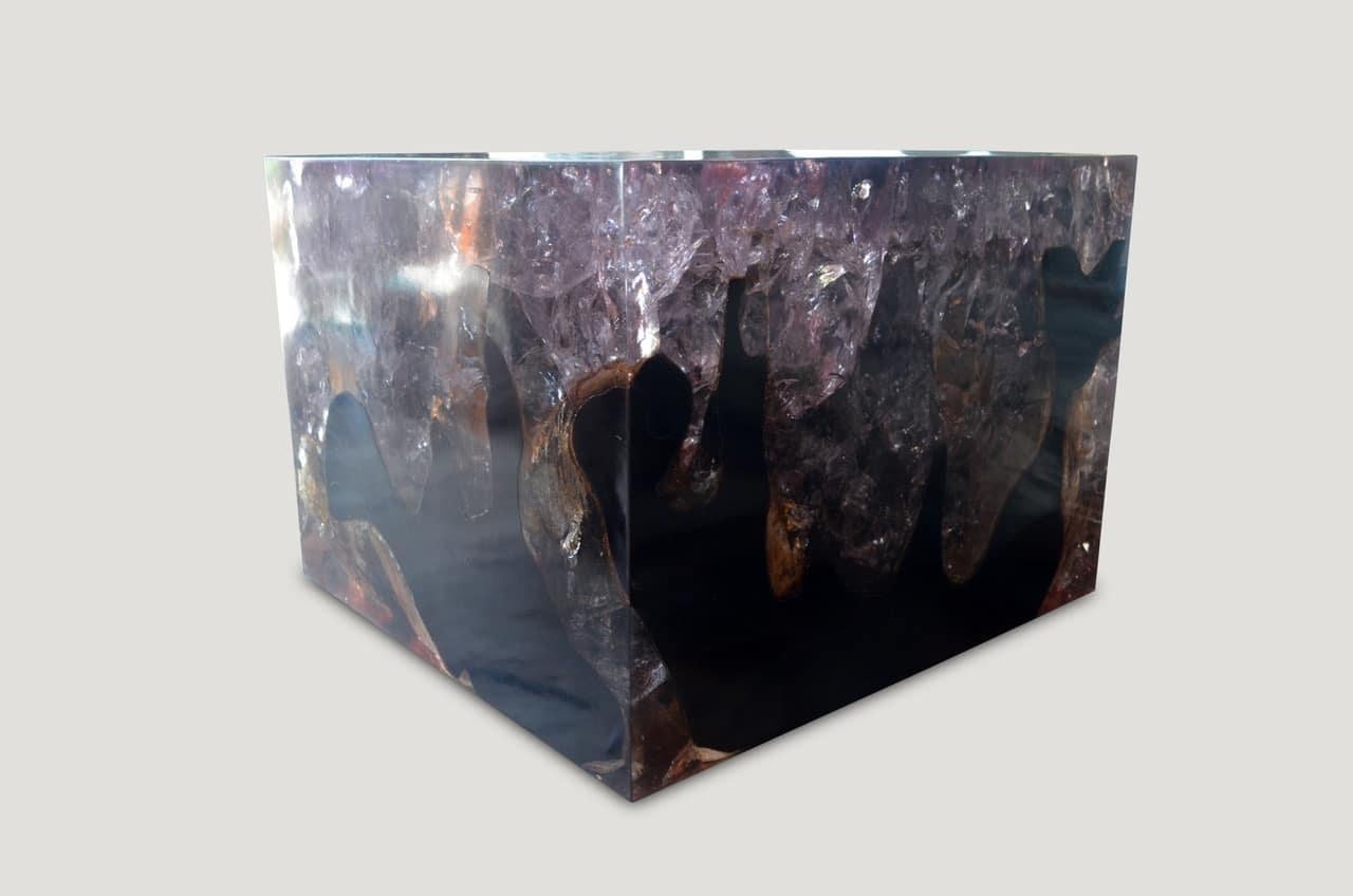 La table basse en résine craquelée est fabriquée à partir de bois de teck infusé de résine. Une pièce spectaculaire en raison de la profondeur de la résine, qui ressemble à un cristal de quartz unique avec de nombreuses facettes différentes. Un